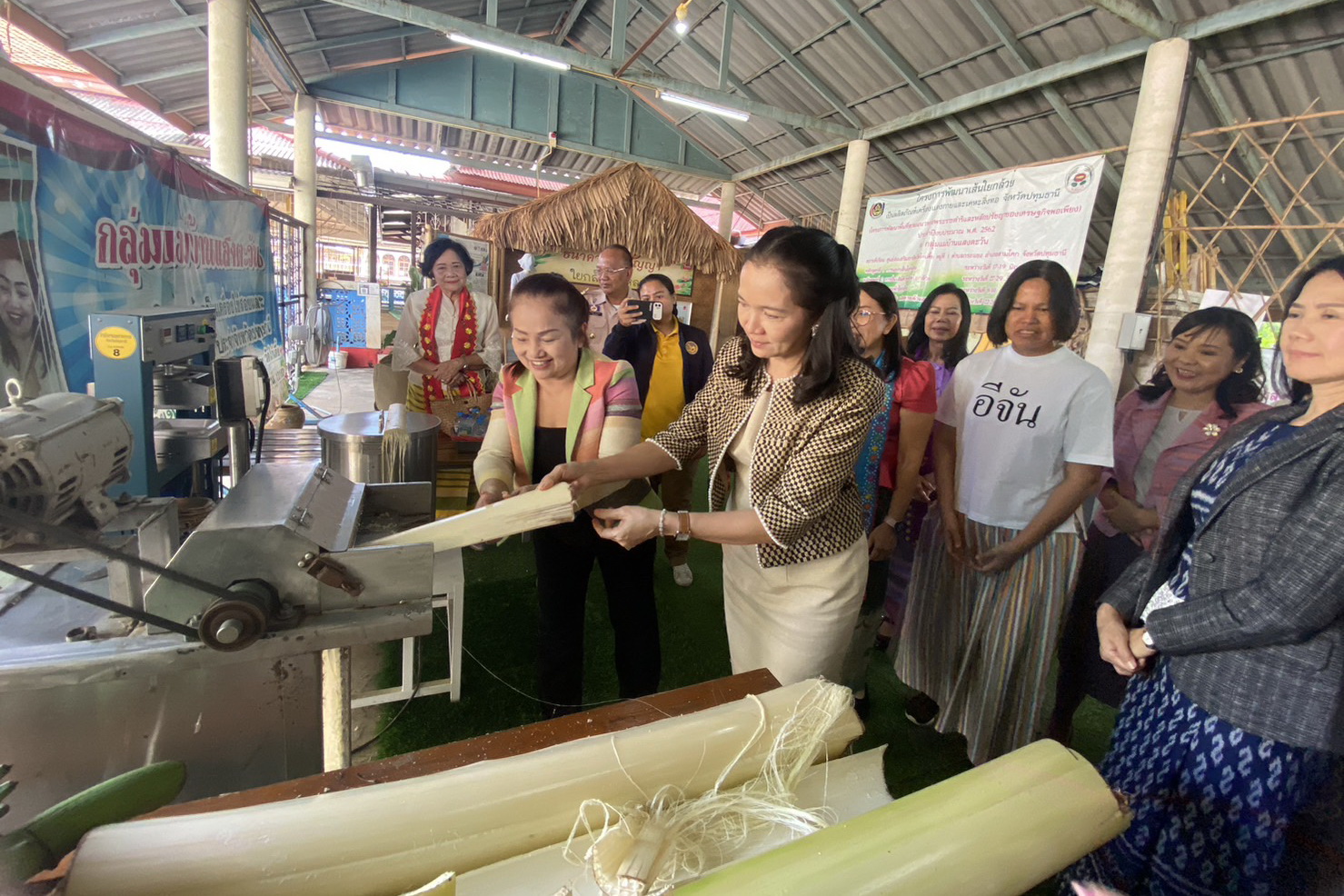 จังหวัดปทุมธานี “ประธานแม่บ้านมหาดไทยจังหวัดปทุมธานี ส่งเสริมและสนับสนุนการใช้และสวมใส่ผ้าไทย ชูอัตลักษณ์ผ้าท้องถิ่นปทุมธานี”