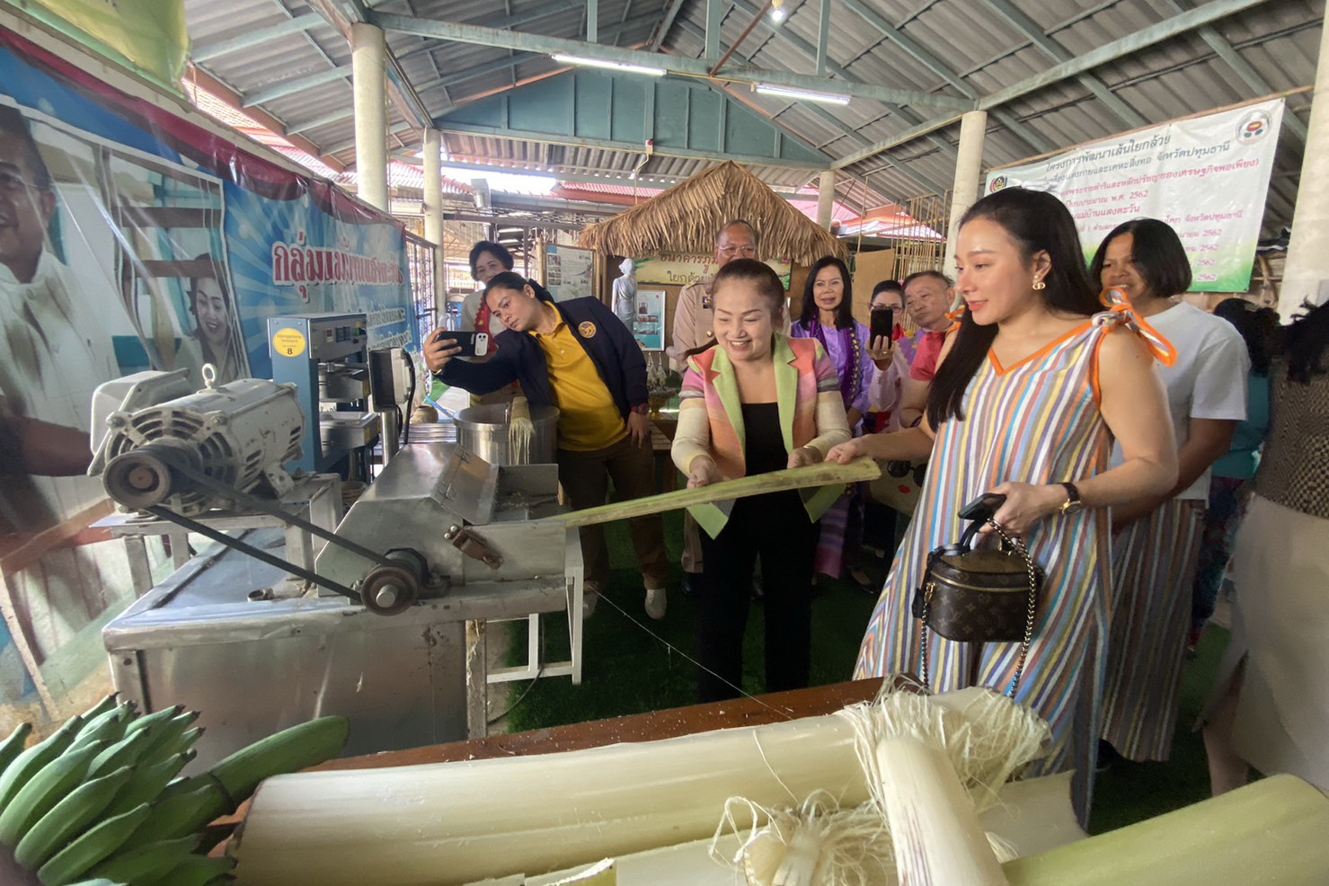 จังหวัดปทุมธานี “ประธานแม่บ้านมหาดไทยจังหวัดปทุมธานี ส่งเสริมและสนับสนุนการใช้และสวมใส่ผ้าไทย ชูอัตลักษณ์ผ้าท้องถิ่นปทุมธานี”