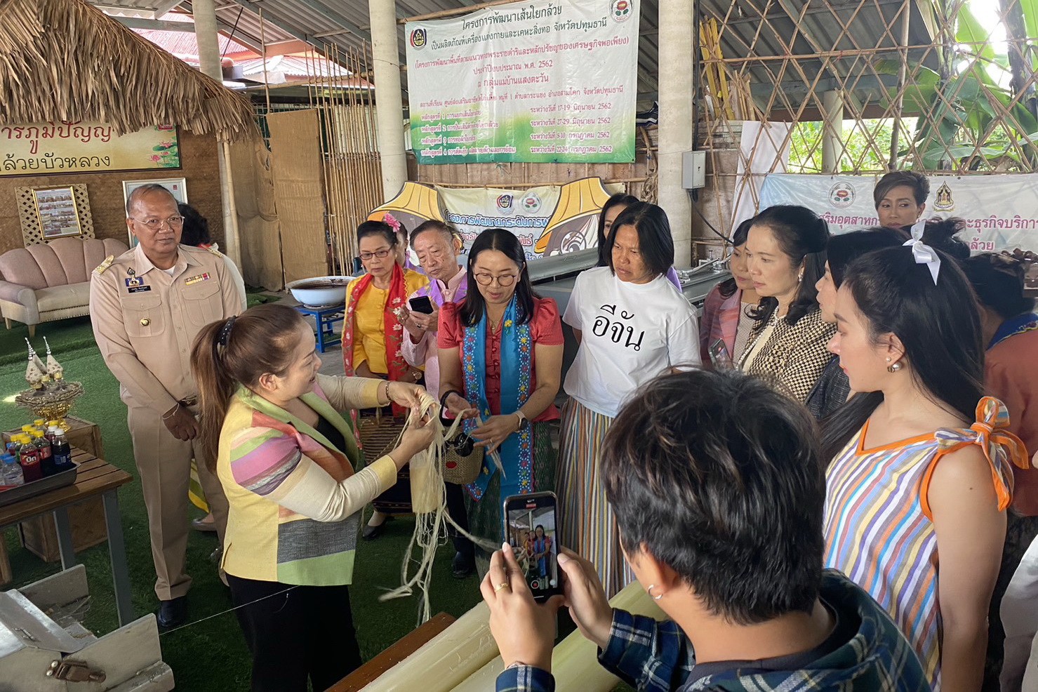 จังหวัดปทุมธานี “ประธานแม่บ้านมหาดไทยจังหวัดปทุมธานี ส่งเสริมและสนับสนุนการใช้และสวมใส่ผ้าไทย ชูอัตลักษณ์ผ้าท้องถิ่นปทุมธานี”