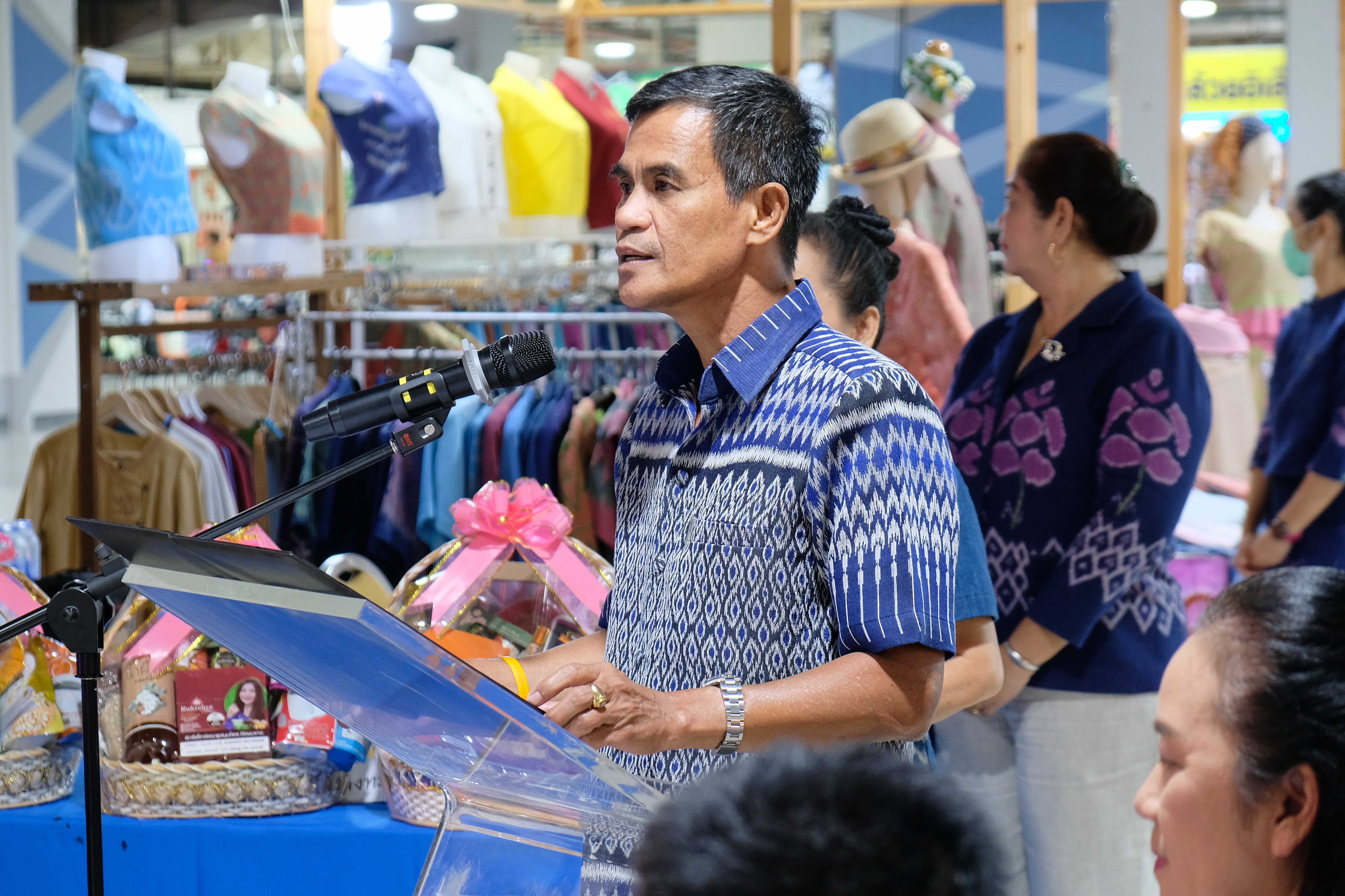 ผู้ว่าฯ ปทุมธานี “ขับเคลื่อนนโยบายสำคัญกระทรวงมหาดไทย ส่งเสริมเศรษฐกิจฐานราก ด้านการผลิต การตลาด และเพิ่มช่องทางการจำหน่าย ให้ผลิตภัณฑ์ชุมชน เปิดงาน “Gift for your lifestyle by OTOP เทศกาลของขวัญของฝากส่งท้ายปีเก่าต้อนรับปีใหม่ ๒๕๖๗”