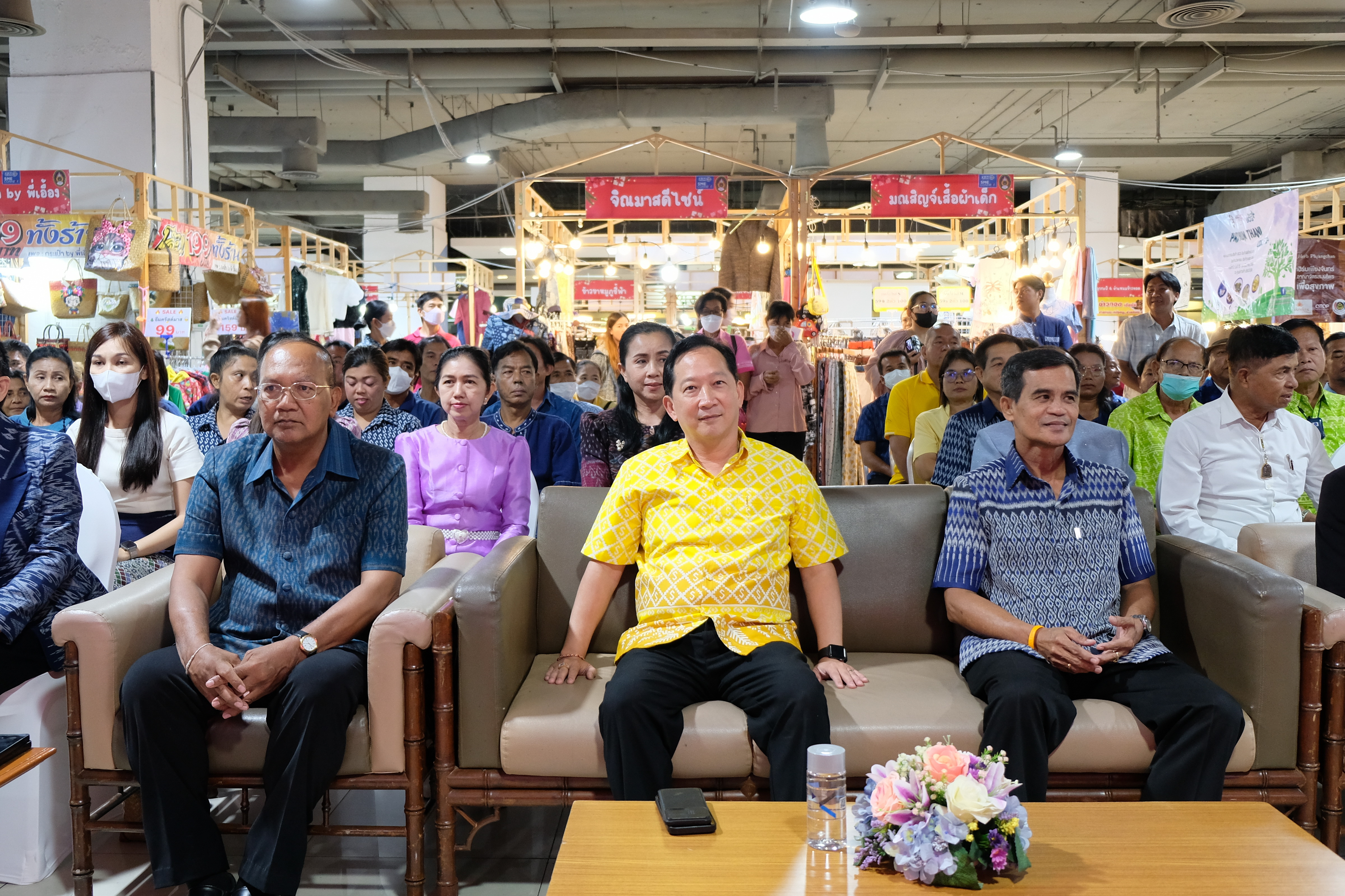 ผู้ว่าฯ ปทุมธานี “ขับเคลื่อนนโยบายสำคัญกระทรวงมหาดไทย ส่งเสริมเศรษฐกิจฐานราก ด้านการผลิต การตลาด และเพิ่มช่องทางการจำหน่าย ให้ผลิตภัณฑ์ชุมชน เปิดงาน “Gift for your lifestyle by OTOP เทศกาลของขวัญของฝากส่งท้ายปีเก่าต้อนรับปีใหม่ ๒๕๖๗”