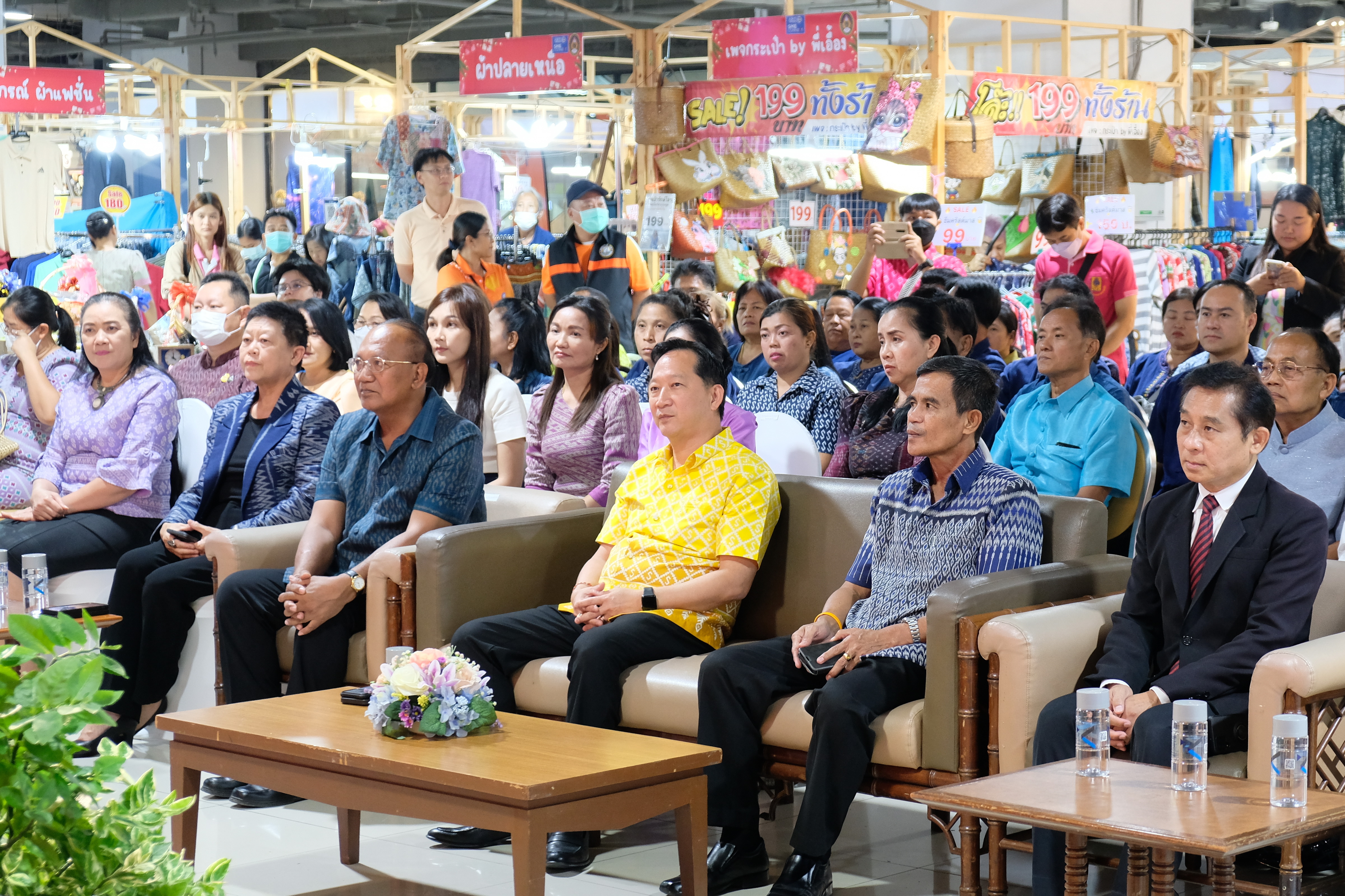 ผู้ว่าฯ ปทุมธานี “ขับเคลื่อนนโยบายสำคัญกระทรวงมหาดไทย ส่งเสริมเศรษฐกิจฐานราก ด้านการผลิต การตลาด และเพิ่มช่องทางการจำหน่าย ให้ผลิตภัณฑ์ชุมชน เปิดงาน “Gift for your lifestyle by OTOP เทศกาลของขวัญของฝากส่งท้ายปีเก่าต้อนรับปีใหม่ ๒๕๖๗”