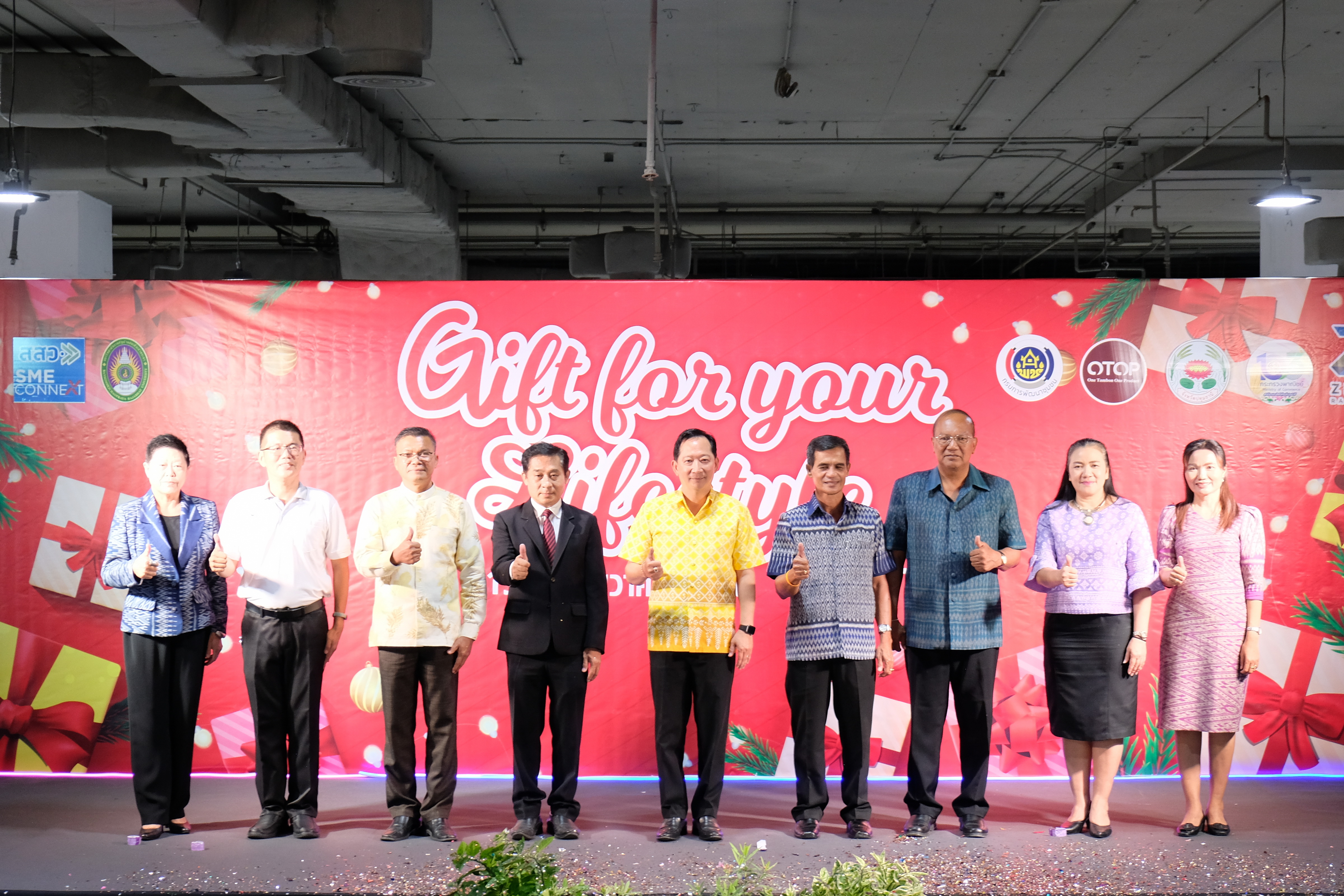 ผู้ว่าฯ ปทุมธานี “ขับเคลื่อนนโยบายสำคัญกระทรวงมหาดไทย ส่งเสริมเศรษฐกิจฐานราก ด้านการผลิต การตลาด และเพิ่มช่องทางการจำหน่าย ให้ผลิตภัณฑ์ชุมชน เปิดงาน “Gift for your lifestyle by OTOP เทศกาลของขวัญของฝากส่งท้ายปีเก่าต้อนรับปีใหม่ ๒๕๖๗”