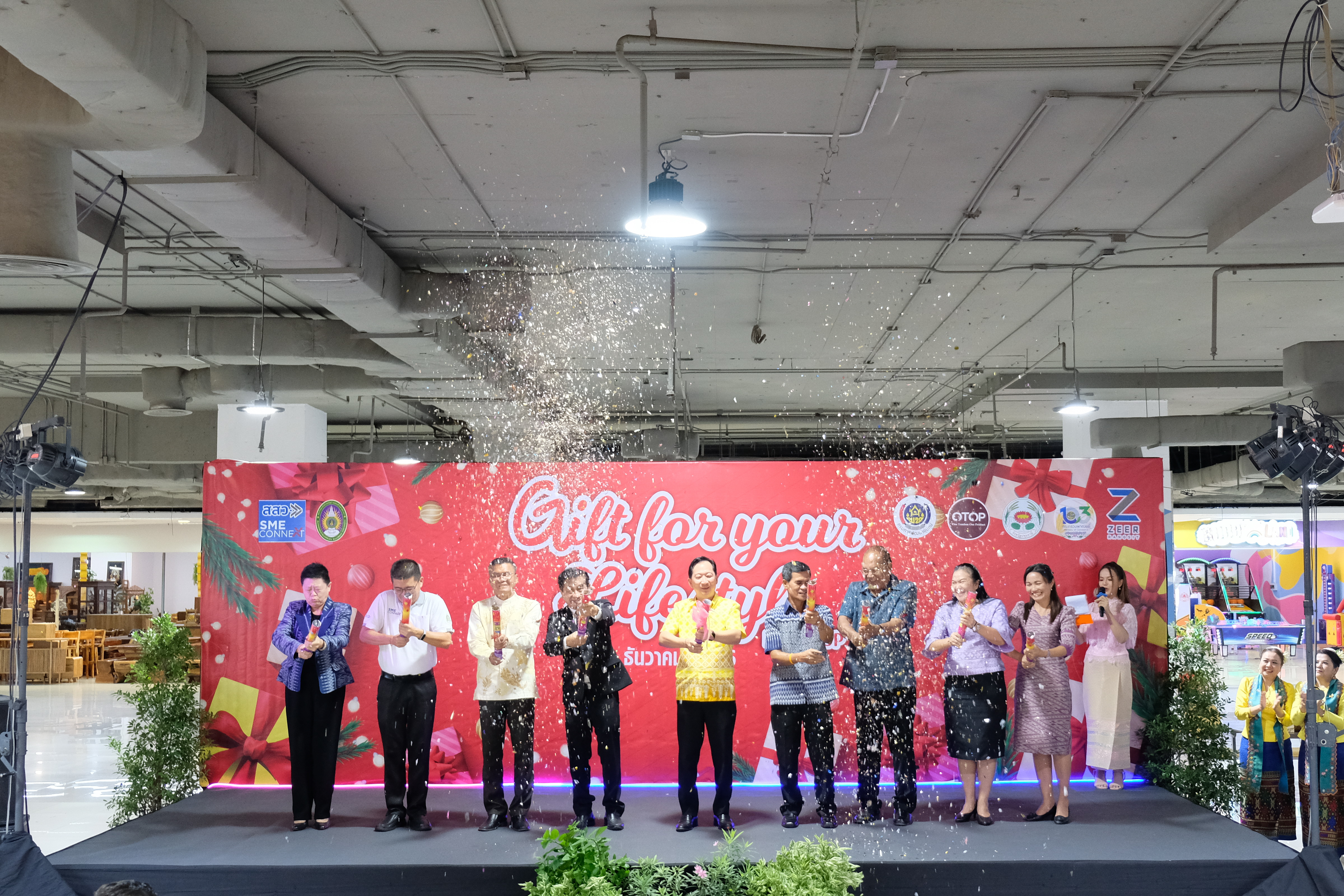 ผู้ว่าฯ ปทุมธานี “ขับเคลื่อนนโยบายสำคัญกระทรวงมหาดไทย ส่งเสริมเศรษฐกิจฐานราก ด้านการผลิต การตลาด และเพิ่มช่องทางการจำหน่าย ให้ผลิตภัณฑ์ชุมชน เปิดงาน “Gift for your lifestyle by OTOP เทศกาลของขวัญของฝากส่งท้ายปีเก่าต้อนรับปีใหม่ ๒๕๖๗”