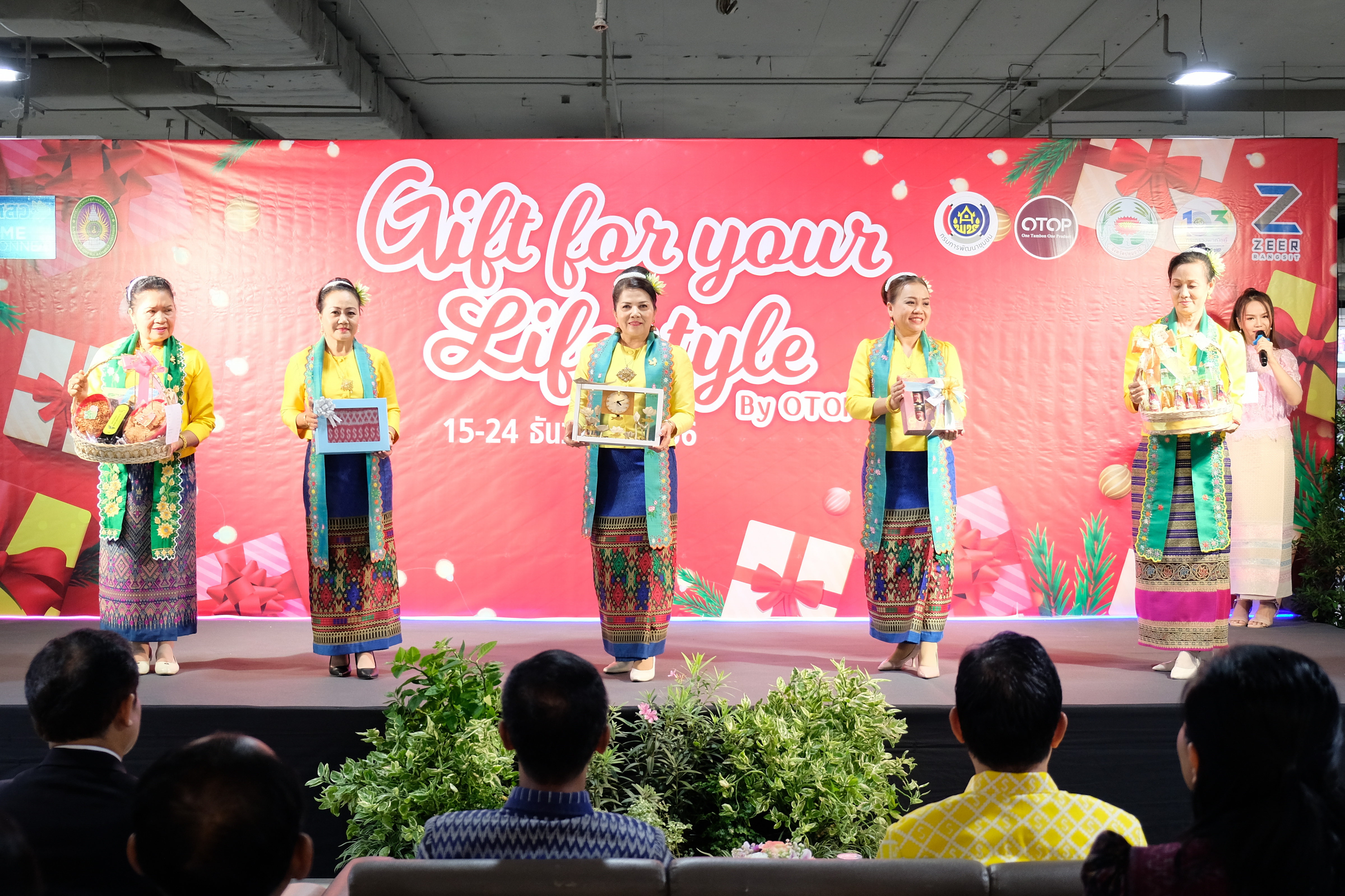 ผู้ว่าฯ ปทุมธานี “ขับเคลื่อนนโยบายสำคัญกระทรวงมหาดไทย ส่งเสริมเศรษฐกิจฐานราก ด้านการผลิต การตลาด และเพิ่มช่องทางการจำหน่าย ให้ผลิตภัณฑ์ชุมชน เปิดงาน “Gift for your lifestyle by OTOP เทศกาลของขวัญของฝากส่งท้ายปีเก่าต้อนรับปีใหม่ ๒๕๖๗”