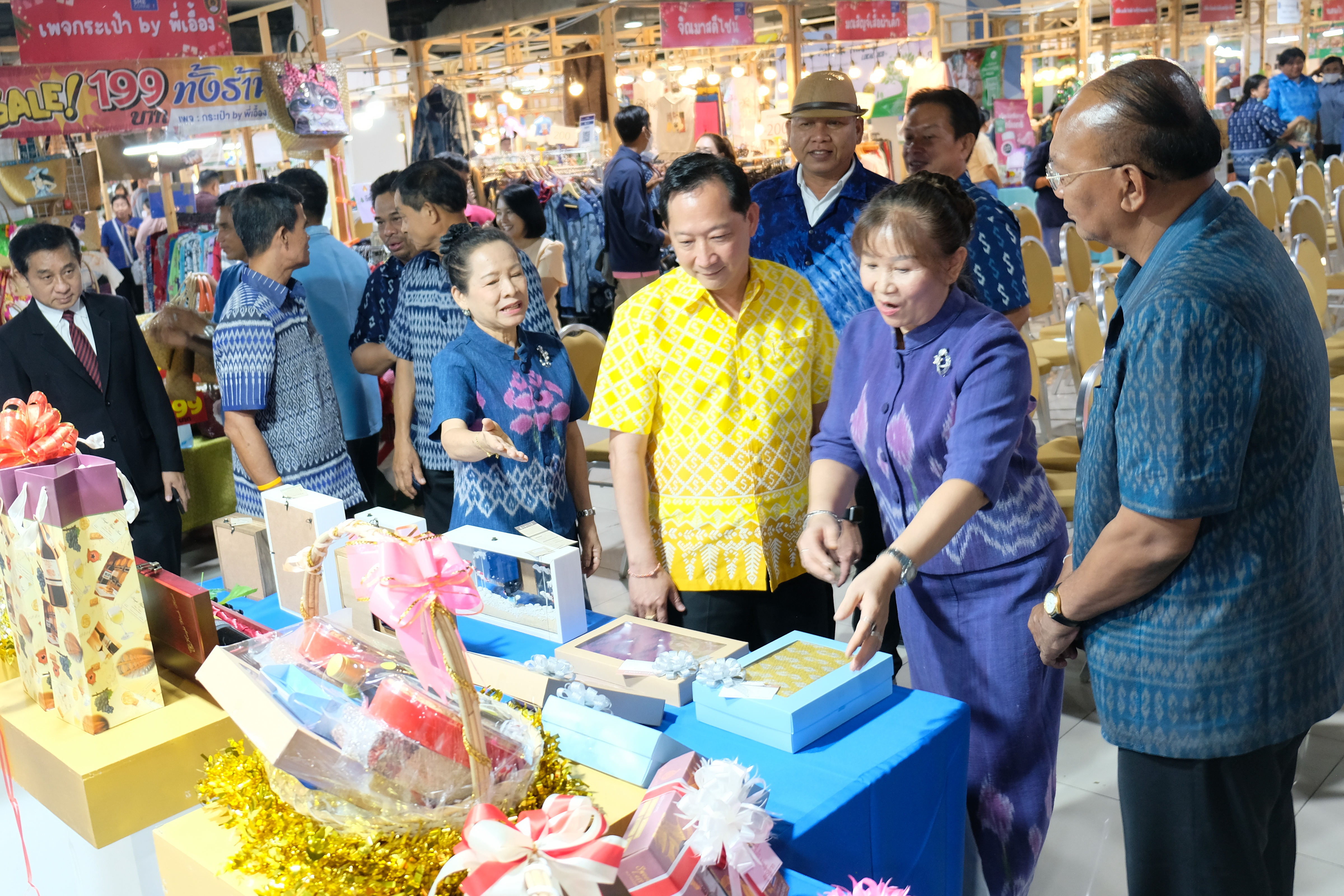 ผู้ว่าฯ ปทุมธานี “ขับเคลื่อนนโยบายสำคัญกระทรวงมหาดไทย ส่งเสริมเศรษฐกิจฐานราก ด้านการผลิต การตลาด และเพิ่มช่องทางการจำหน่าย ให้ผลิตภัณฑ์ชุมชน เปิดงาน “Gift for your lifestyle by OTOP เทศกาลของขวัญของฝากส่งท้ายปีเก่าต้อนรับปีใหม่ ๒๕๖๗”