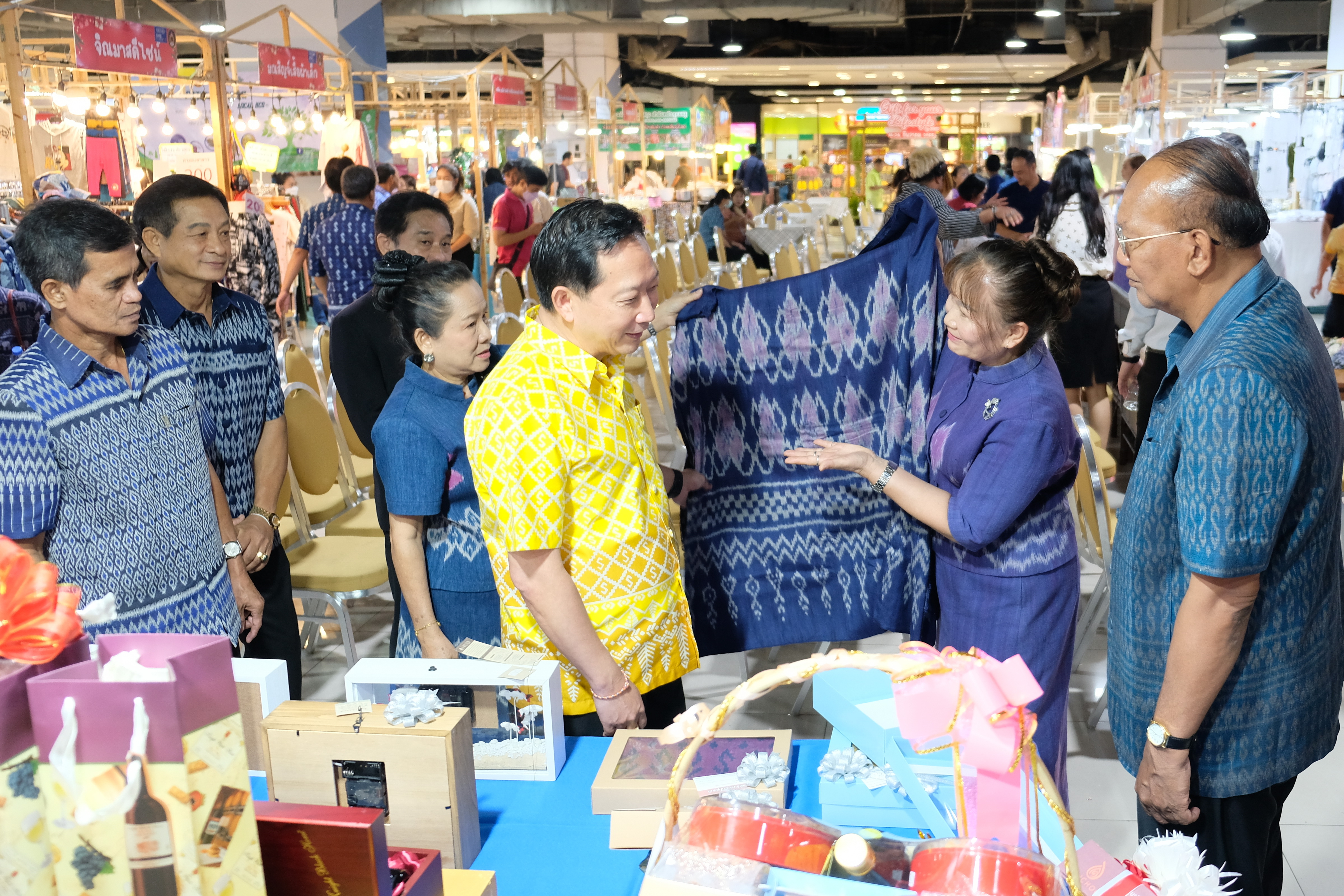 ผู้ว่าฯ ปทุมธานี “ขับเคลื่อนนโยบายสำคัญกระทรวงมหาดไทย ส่งเสริมเศรษฐกิจฐานราก ด้านการผลิต การตลาด และเพิ่มช่องทางการจำหน่าย ให้ผลิตภัณฑ์ชุมชน เปิดงาน “Gift for your lifestyle by OTOP เทศกาลของขวัญของฝากส่งท้ายปีเก่าต้อนรับปีใหม่ ๒๕๖๗”
