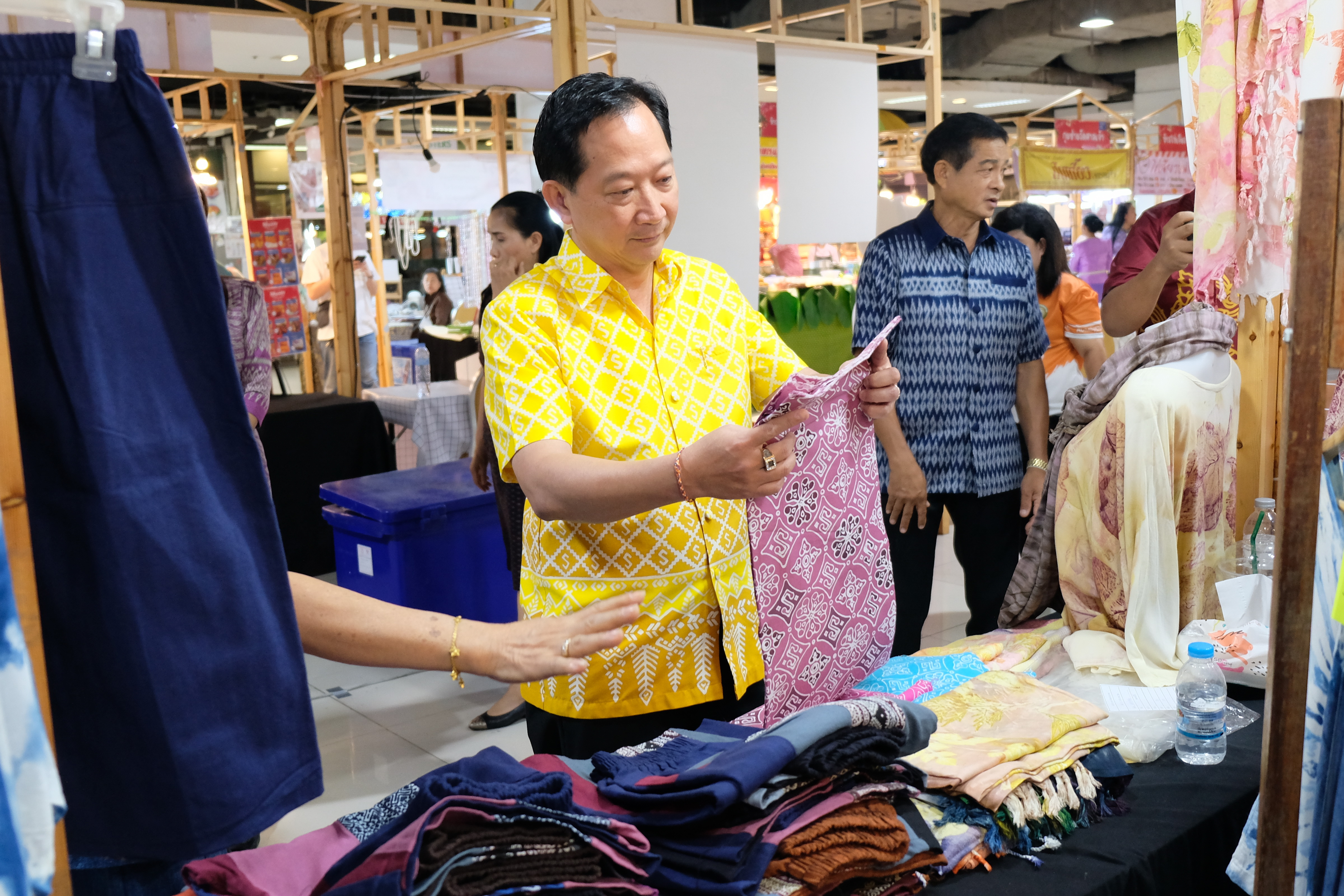 ผู้ว่าฯ ปทุมธานี “ขับเคลื่อนนโยบายสำคัญกระทรวงมหาดไทย ส่งเสริมเศรษฐกิจฐานราก ด้านการผลิต การตลาด และเพิ่มช่องทางการจำหน่าย ให้ผลิตภัณฑ์ชุมชน เปิดงาน “Gift for your lifestyle by OTOP เทศกาลของขวัญของฝากส่งท้ายปีเก่าต้อนรับปีใหม่ ๒๕๖๗”