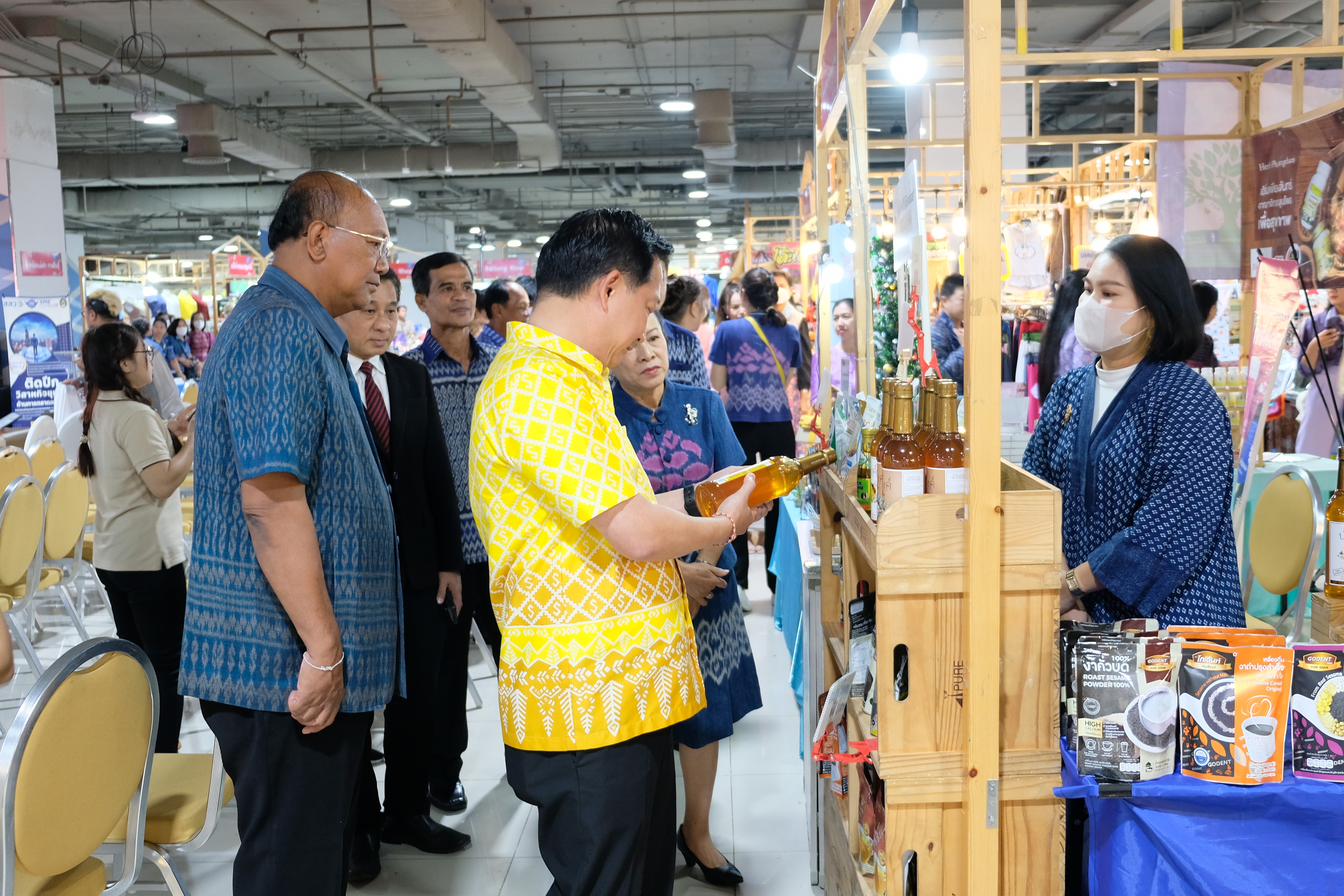 ผู้ว่าฯ ปทุมธานี “ขับเคลื่อนนโยบายสำคัญกระทรวงมหาดไทย ส่งเสริมเศรษฐกิจฐานราก ด้านการผลิต การตลาด และเพิ่มช่องทางการจำหน่าย ให้ผลิตภัณฑ์ชุมชน เปิดงาน “Gift for your lifestyle by OTOP เทศกาลของขวัญของฝากส่งท้ายปีเก่าต้อนรับปีใหม่ ๒๕๖๗”