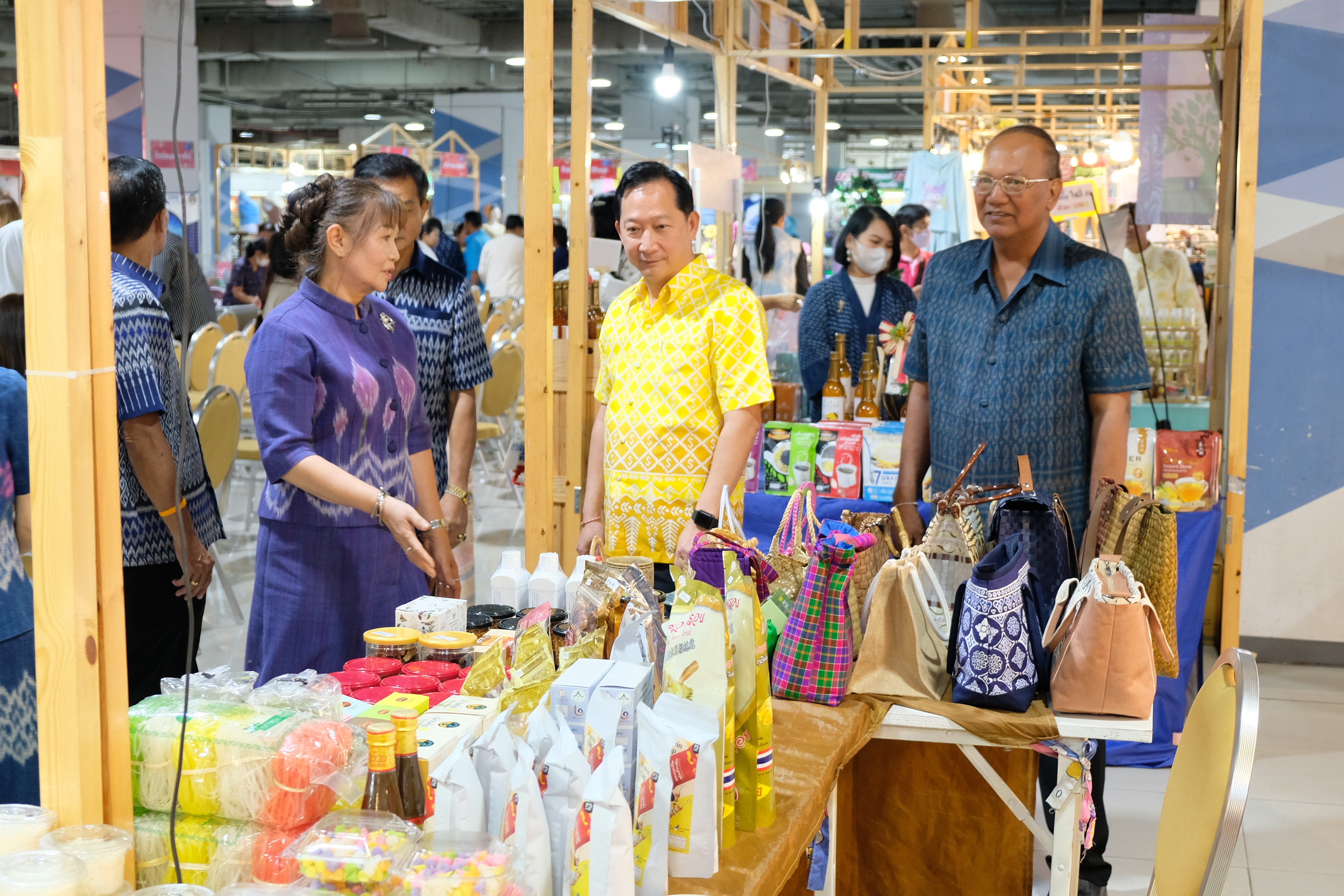 ผู้ว่าฯ ปทุมธานี “ขับเคลื่อนนโยบายสำคัญกระทรวงมหาดไทย ส่งเสริมเศรษฐกิจฐานราก ด้านการผลิต การตลาด และเพิ่มช่องทางการจำหน่าย ให้ผลิตภัณฑ์ชุมชน เปิดงาน “Gift for your lifestyle by OTOP เทศกาลของขวัญของฝากส่งท้ายปีเก่าต้อนรับปีใหม่ ๒๕๖๗”