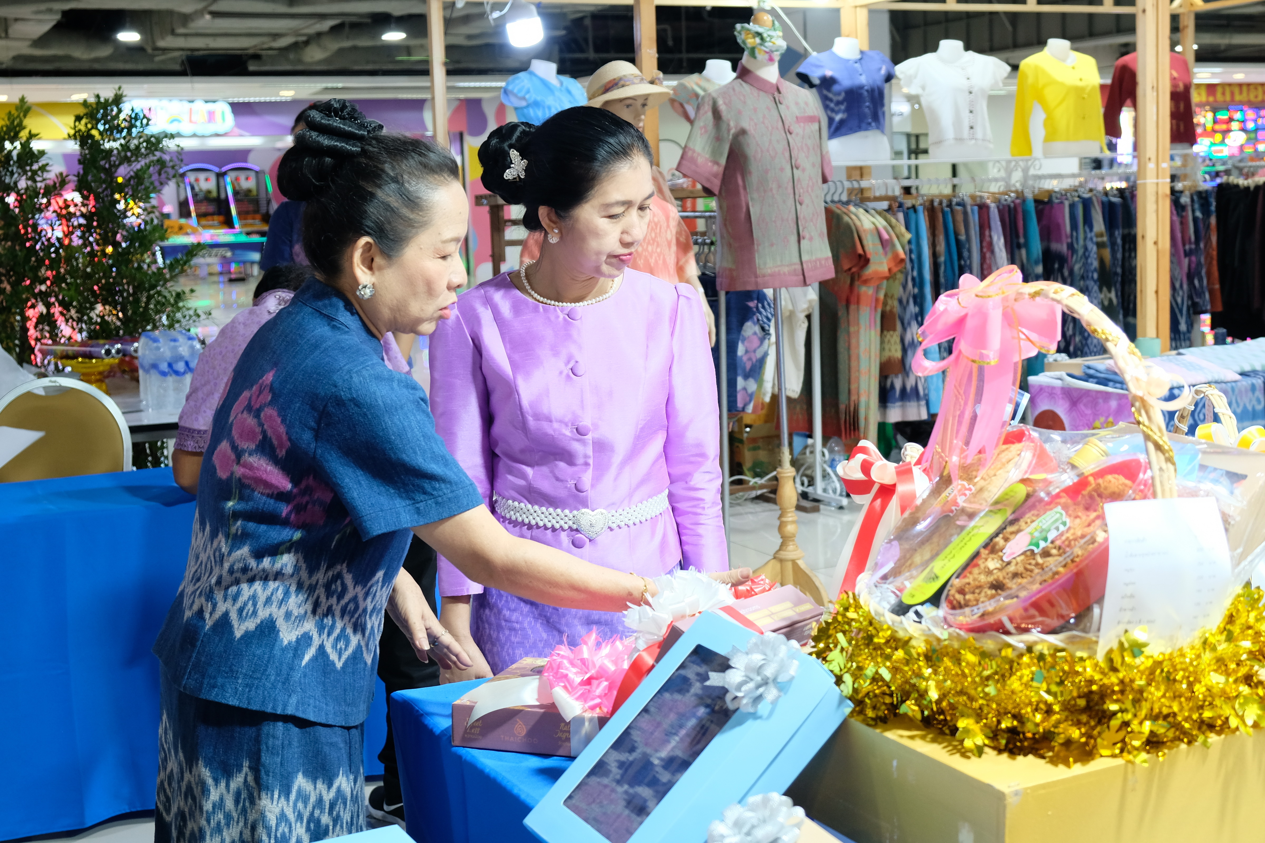 ผู้ว่าฯ ปทุมธานี “ขับเคลื่อนนโยบายสำคัญกระทรวงมหาดไทย ส่งเสริมเศรษฐกิจฐานราก ด้านการผลิต การตลาด และเพิ่มช่องทางการจำหน่าย ให้ผลิตภัณฑ์ชุมชน เปิดงาน “Gift for your lifestyle by OTOP เทศกาลของขวัญของฝากส่งท้ายปีเก่าต้อนรับปีใหม่ ๒๕๖๗”