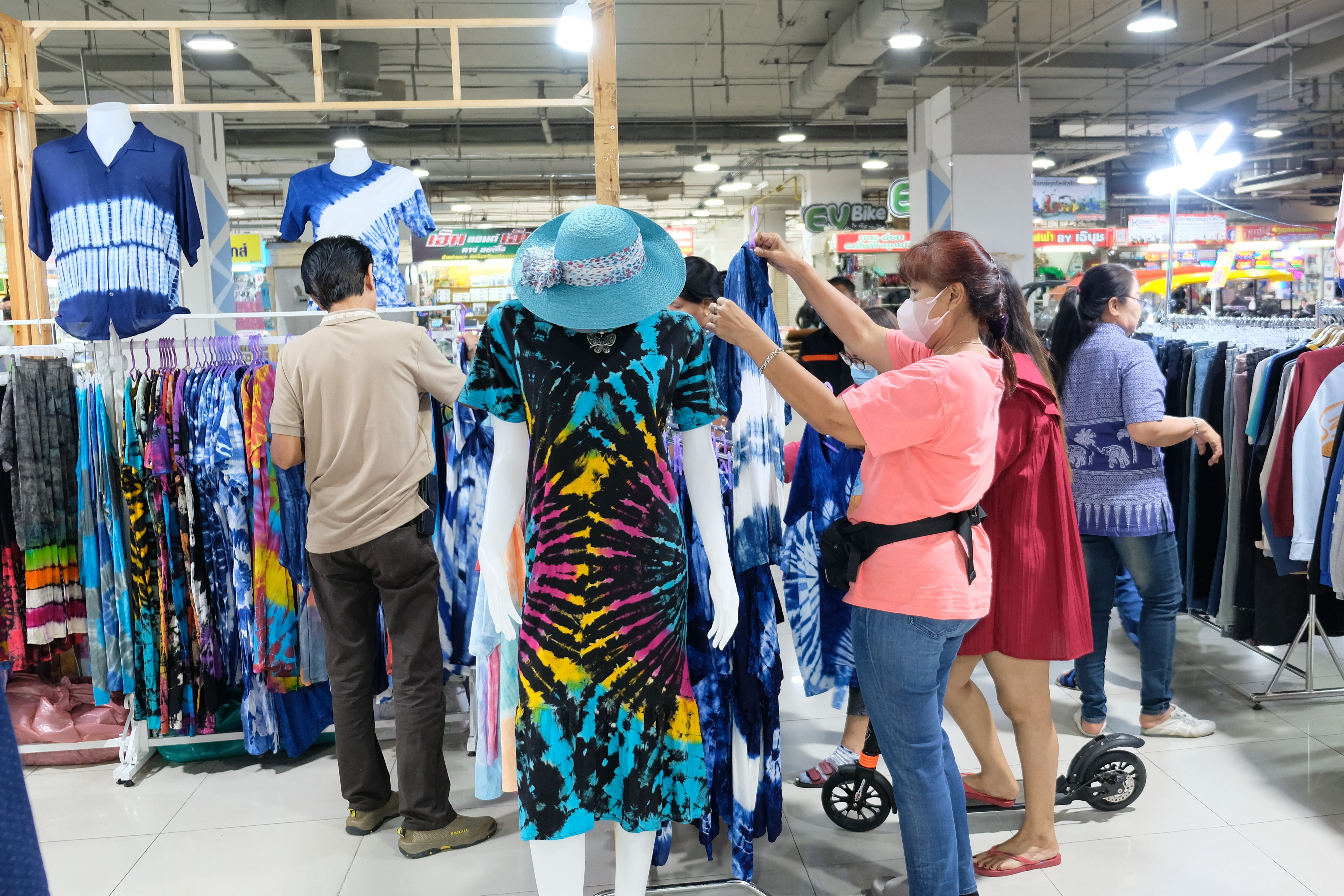 ผู้ว่าฯ ปทุมธานี “ขับเคลื่อนนโยบายสำคัญกระทรวงมหาดไทย ส่งเสริมเศรษฐกิจฐานราก ด้านการผลิต การตลาด และเพิ่มช่องทางการจำหน่าย ให้ผลิตภัณฑ์ชุมชน เปิดงาน “Gift for your lifestyle by OTOP เทศกาลของขวัญของฝากส่งท้ายปีเก่าต้อนรับปีใหม่ ๒๕๖๗”