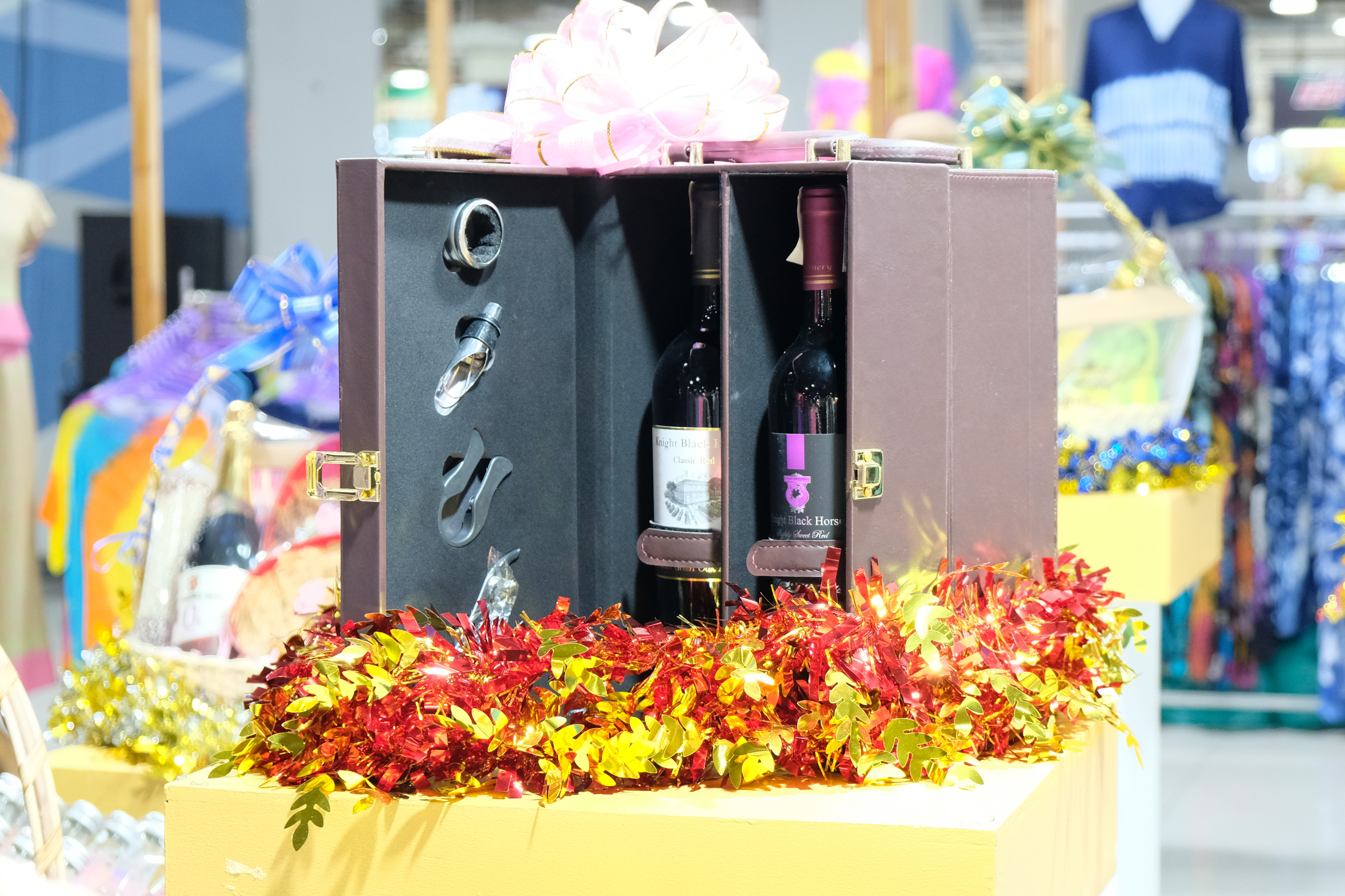 ผู้ว่าฯ ปทุมธานี “ขับเคลื่อนนโยบายสำคัญกระทรวงมหาดไทย ส่งเสริมเศรษฐกิจฐานราก ด้านการผลิต การตลาด และเพิ่มช่องทางการจำหน่าย ให้ผลิตภัณฑ์ชุมชน เปิดงาน “Gift for your lifestyle by OTOP เทศกาลของขวัญของฝากส่งท้ายปีเก่าต้อนรับปีใหม่ ๒๕๖๗”