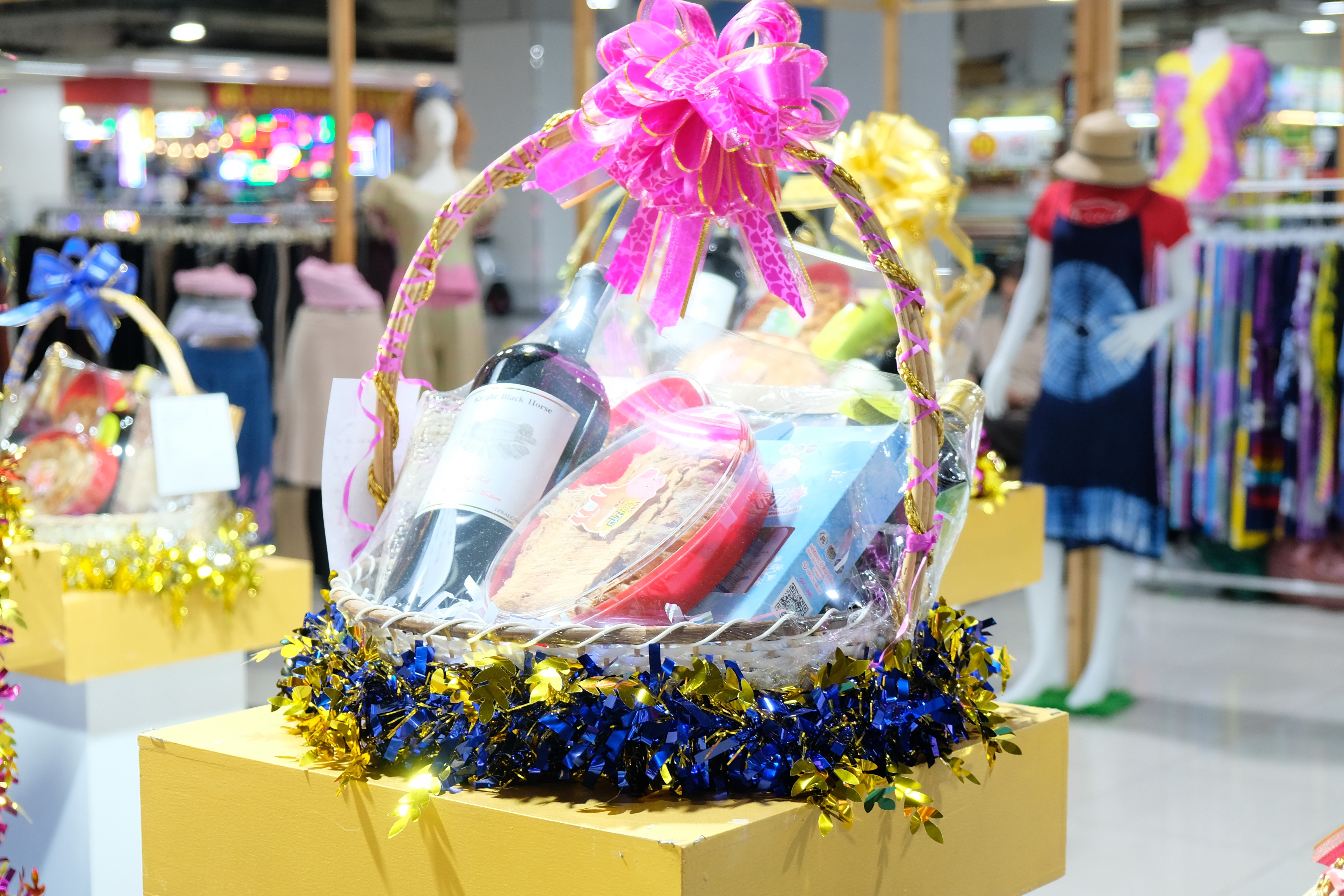 ผู้ว่าฯ ปทุมธานี “ขับเคลื่อนนโยบายสำคัญกระทรวงมหาดไทย ส่งเสริมเศรษฐกิจฐานราก ด้านการผลิต การตลาด และเพิ่มช่องทางการจำหน่าย ให้ผลิตภัณฑ์ชุมชน เปิดงาน “Gift for your lifestyle by OTOP เทศกาลของขวัญของฝากส่งท้ายปีเก่าต้อนรับปีใหม่ ๒๕๖๗”