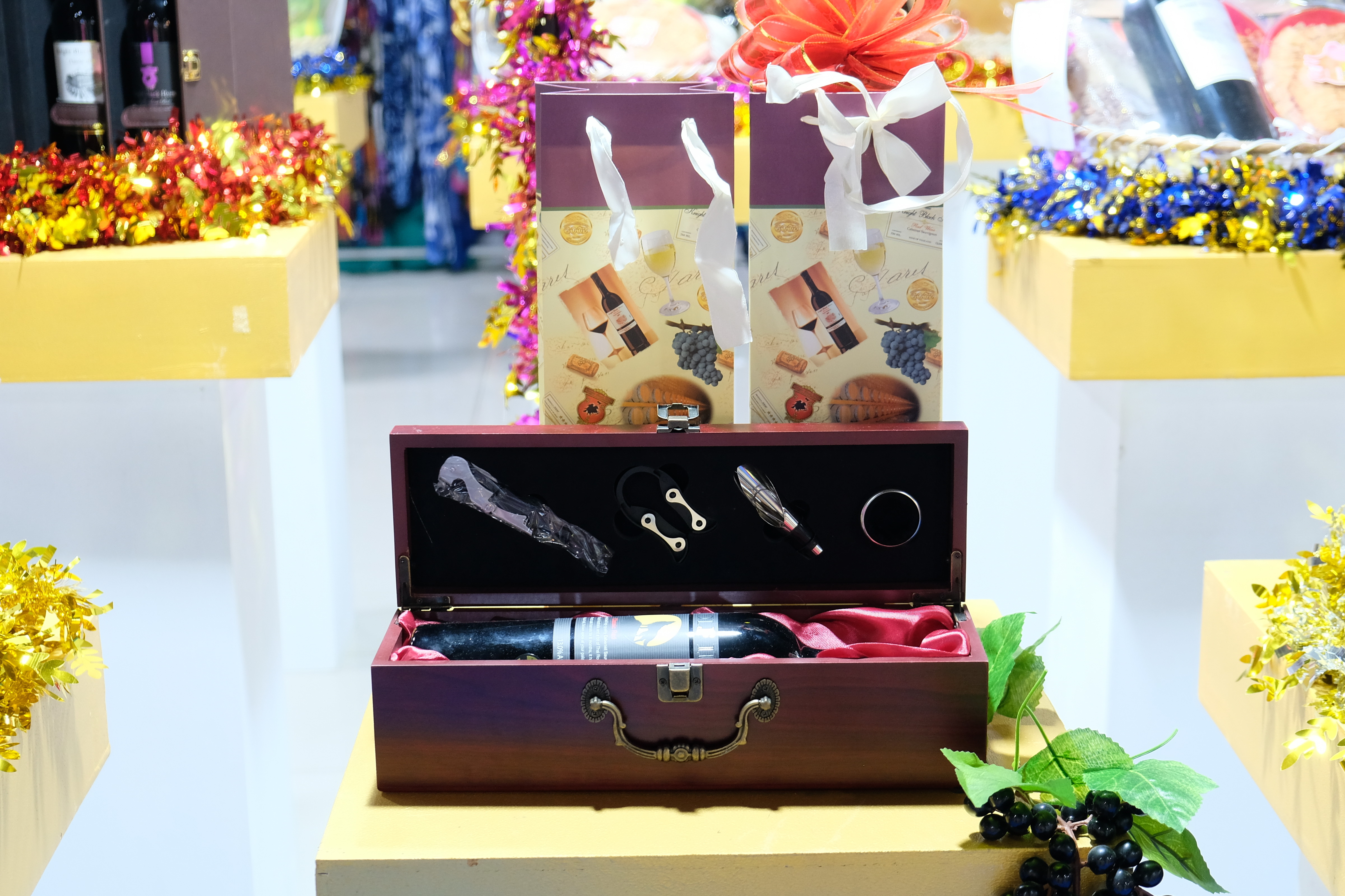 ผู้ว่าฯ ปทุมธานี “ขับเคลื่อนนโยบายสำคัญกระทรวงมหาดไทย ส่งเสริมเศรษฐกิจฐานราก ด้านการผลิต การตลาด และเพิ่มช่องทางการจำหน่าย ให้ผลิตภัณฑ์ชุมชน เปิดงาน “Gift for your lifestyle by OTOP เทศกาลของขวัญของฝากส่งท้ายปีเก่าต้อนรับปีใหม่ ๒๕๖๗”