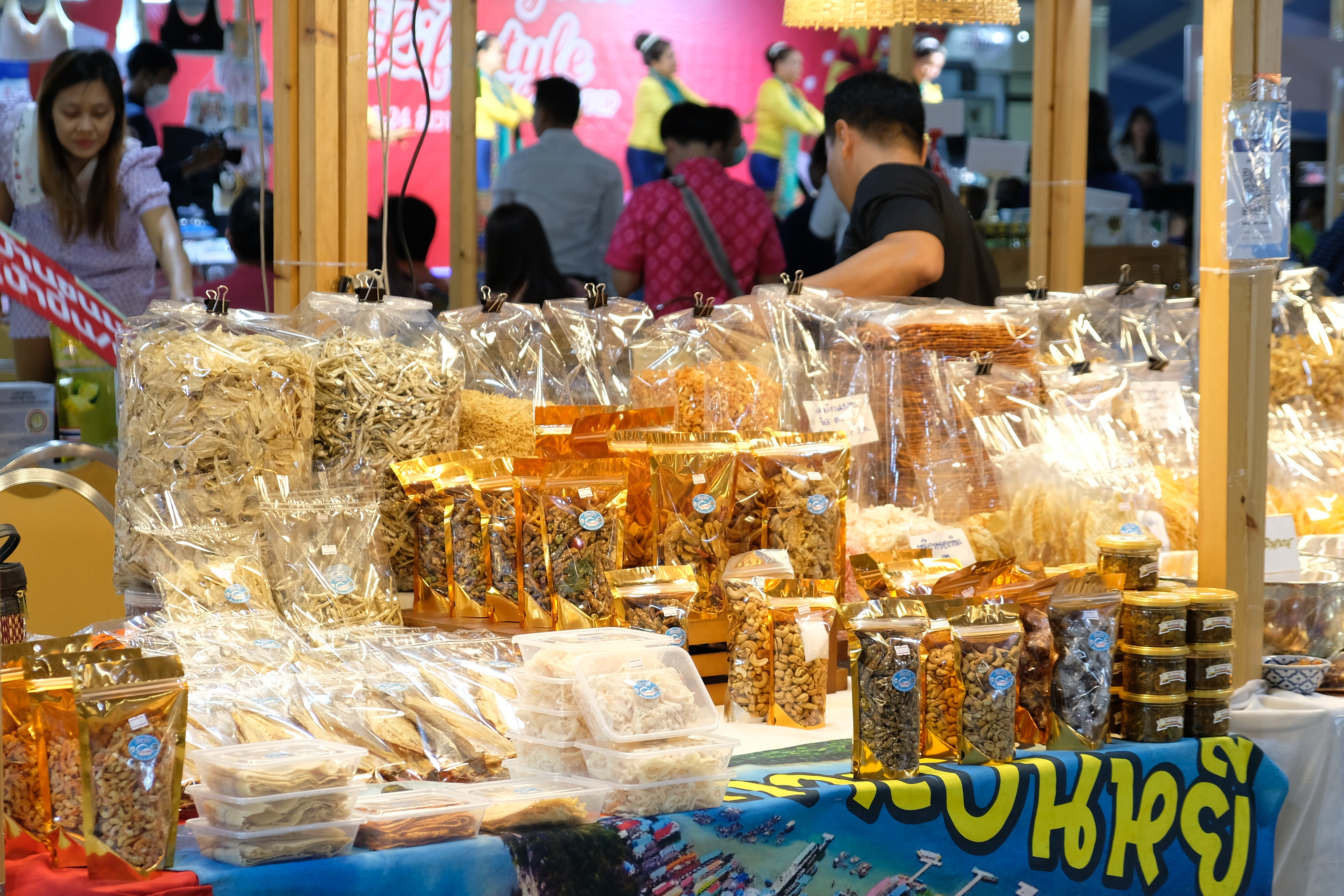 ผู้ว่าฯ ปทุมธานี “ขับเคลื่อนนโยบายสำคัญกระทรวงมหาดไทย ส่งเสริมเศรษฐกิจฐานราก ด้านการผลิต การตลาด และเพิ่มช่องทางการจำหน่าย ให้ผลิตภัณฑ์ชุมชน เปิดงาน “Gift for your lifestyle by OTOP เทศกาลของขวัญของฝากส่งท้ายปีเก่าต้อนรับปีใหม่ ๒๕๖๗”