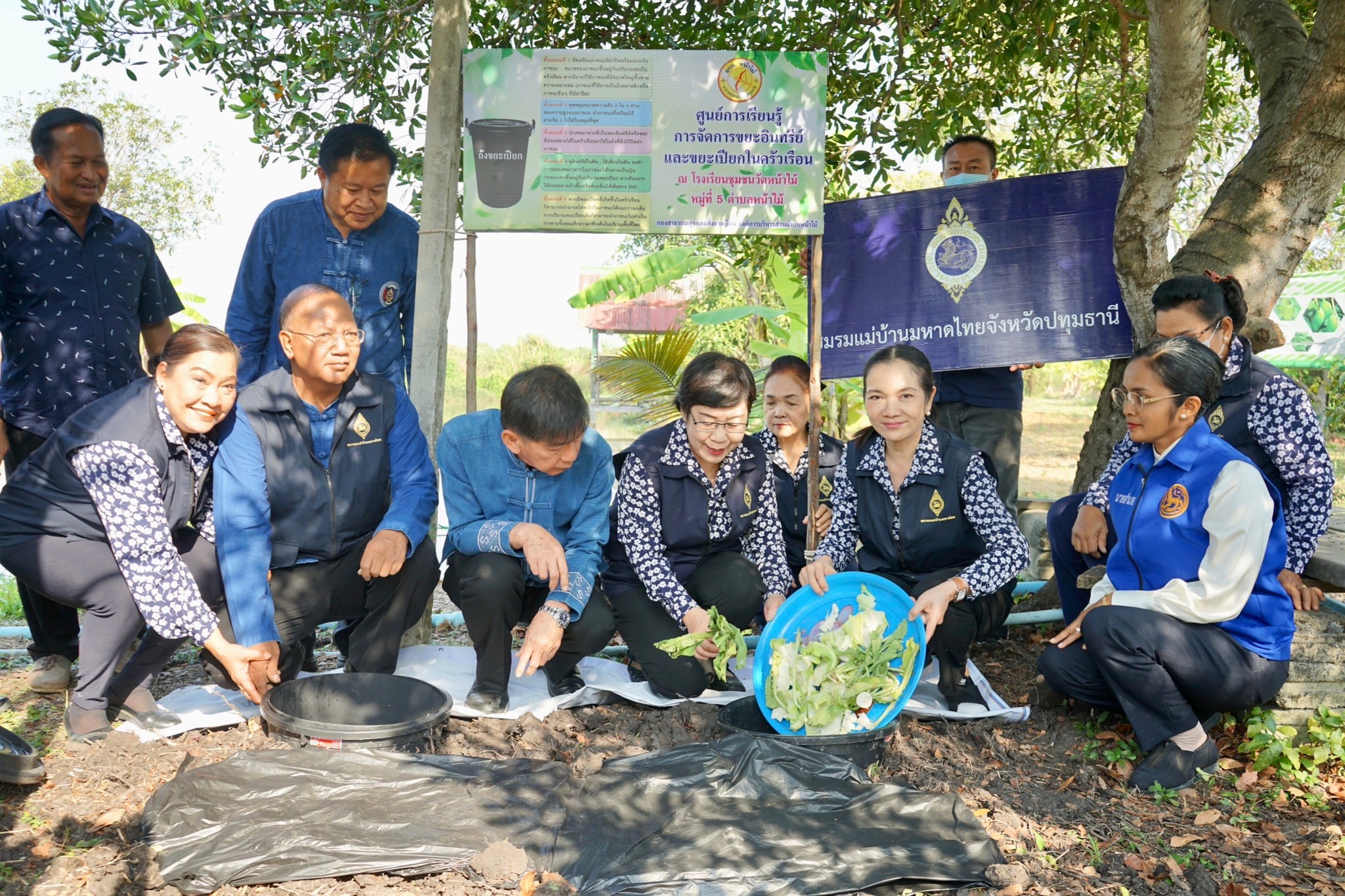 ประธานแม่บ้านมหาดไทยปทุมธานี สร้างความมั่นคงทางอาหารอย่างต่อเนื่อง ภายใต้แนวคิด “ผู้นำต้องทำก่อน” ใช้พลัง “บวร” พัฒนาโรงเรียนและศาสนสถานเป็นต้นแบบแหล่งเรียนรู้ในการปลูกผักสวนครัว