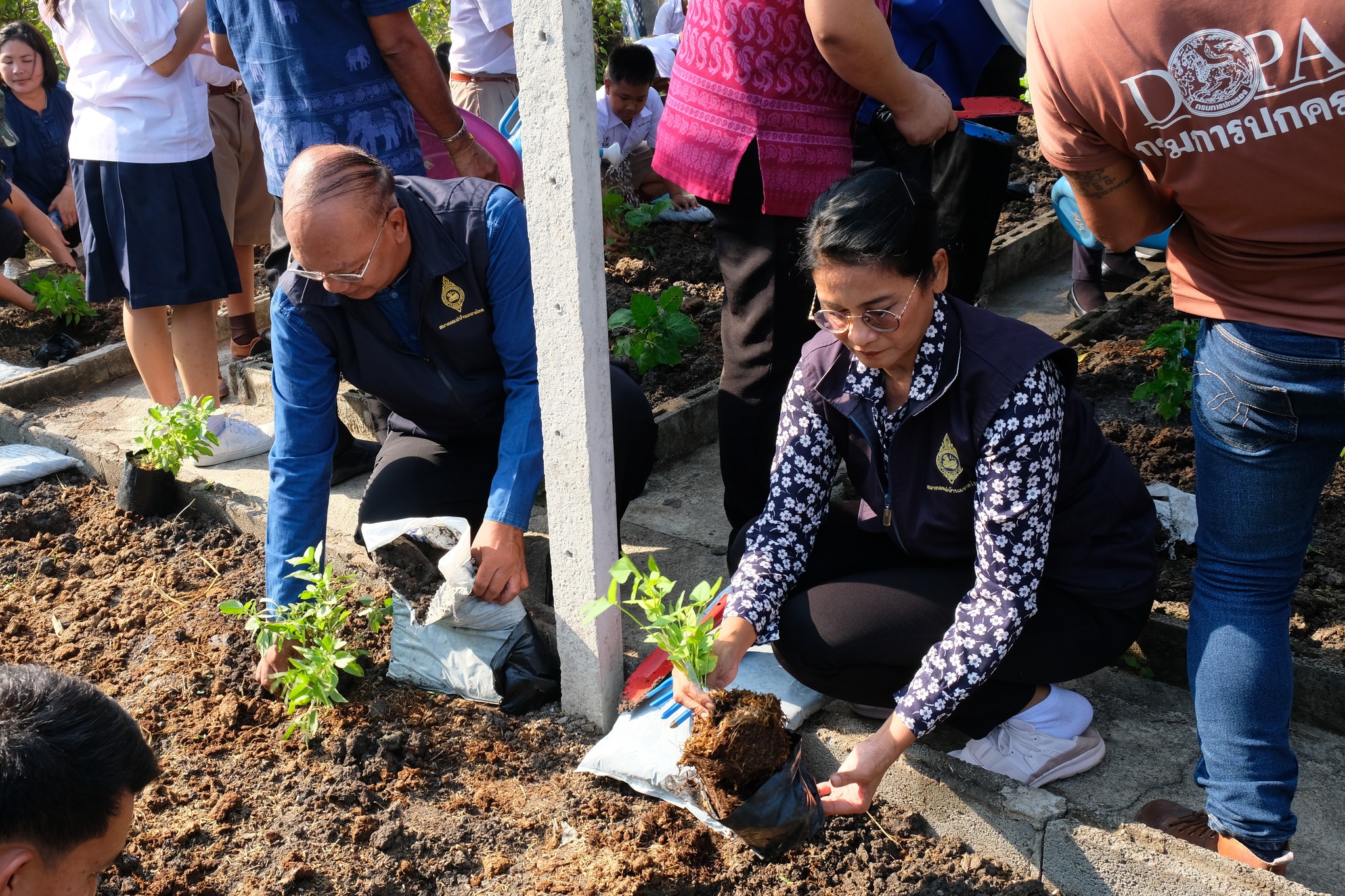 ประธานแม่บ้านมหาดไทยปทุมธานี สร้างความมั่นคงทางอาหารอย่างต่อเนื่อง ภายใต้แนวคิด “ผู้นำต้องทำก่อน” ใช้พลัง “บวร” พัฒนาโรงเรียนและศาสนสถานเป็นต้นแบบแหล่งเรียนรู้ในการปลูกผักสวนครัว