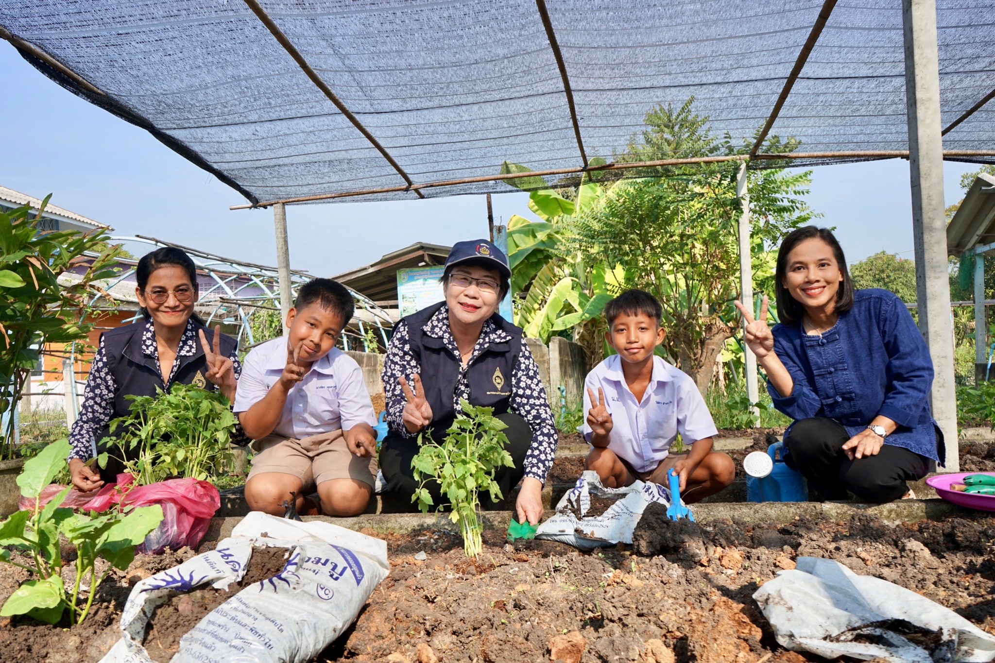 ประธานแม่บ้านมหาดไทยปทุมธานี สร้างความมั่นคงทางอาหารอย่างต่อเนื่อง ภายใต้แนวคิด “ผู้นำต้องทำก่อน” ใช้พลัง “บวร” พัฒนาโรงเรียนและศาสนสถานเป็นต้นแบบแหล่งเรียนรู้ในการปลูกผักสวนครัว