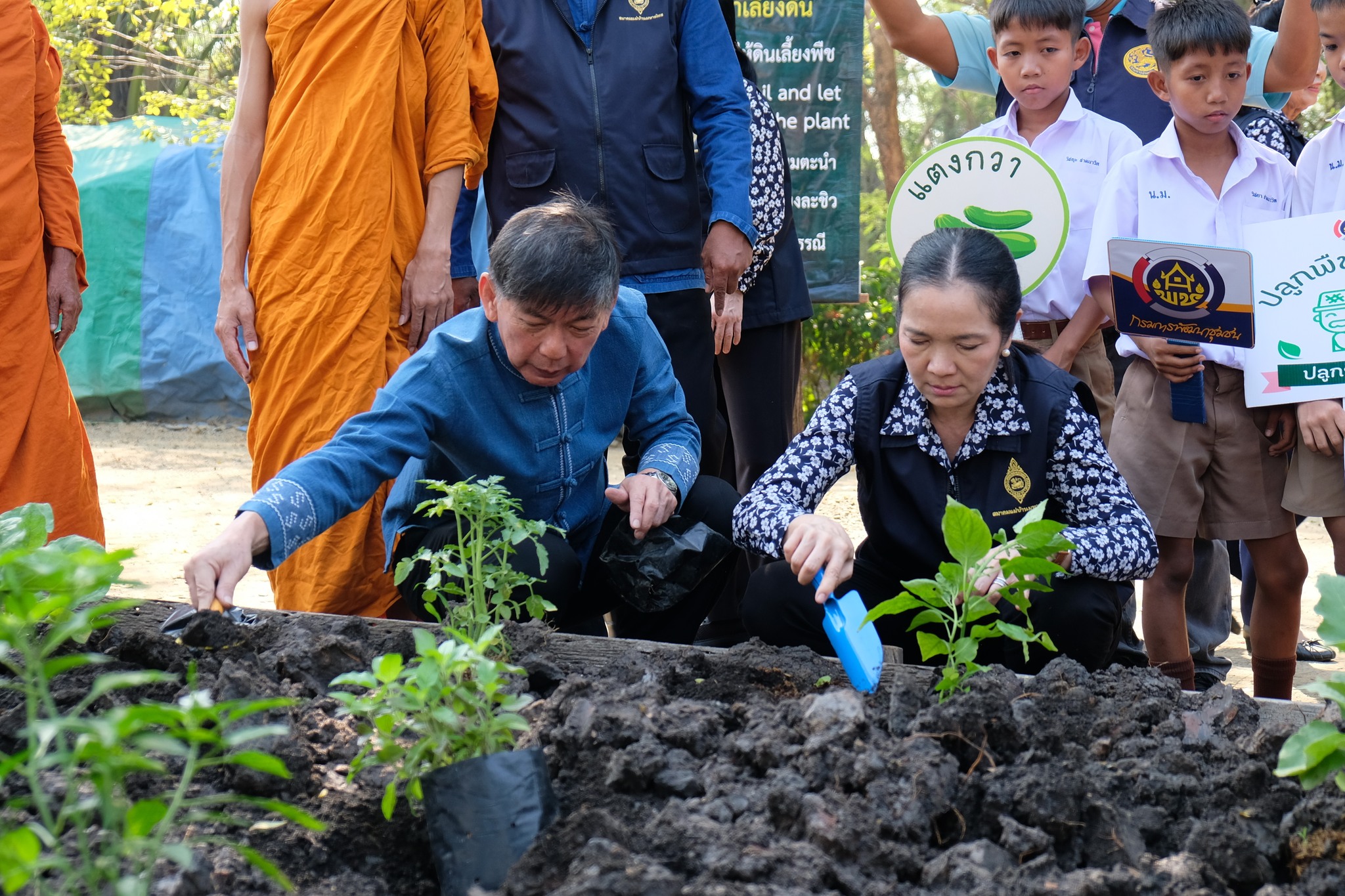 ประธานแม่บ้านมหาดไทยปทุมธานี สร้างความมั่นคงทางอาหารอย่างต่อเนื่อง ภายใต้แนวคิด “ผู้นำต้องทำก่อน” ใช้พลัง “บวร” พัฒนาโรงเรียนและศาสนสถานเป็นต้นแบบแหล่งเรียนรู้ในการปลูกผักสวนครัว