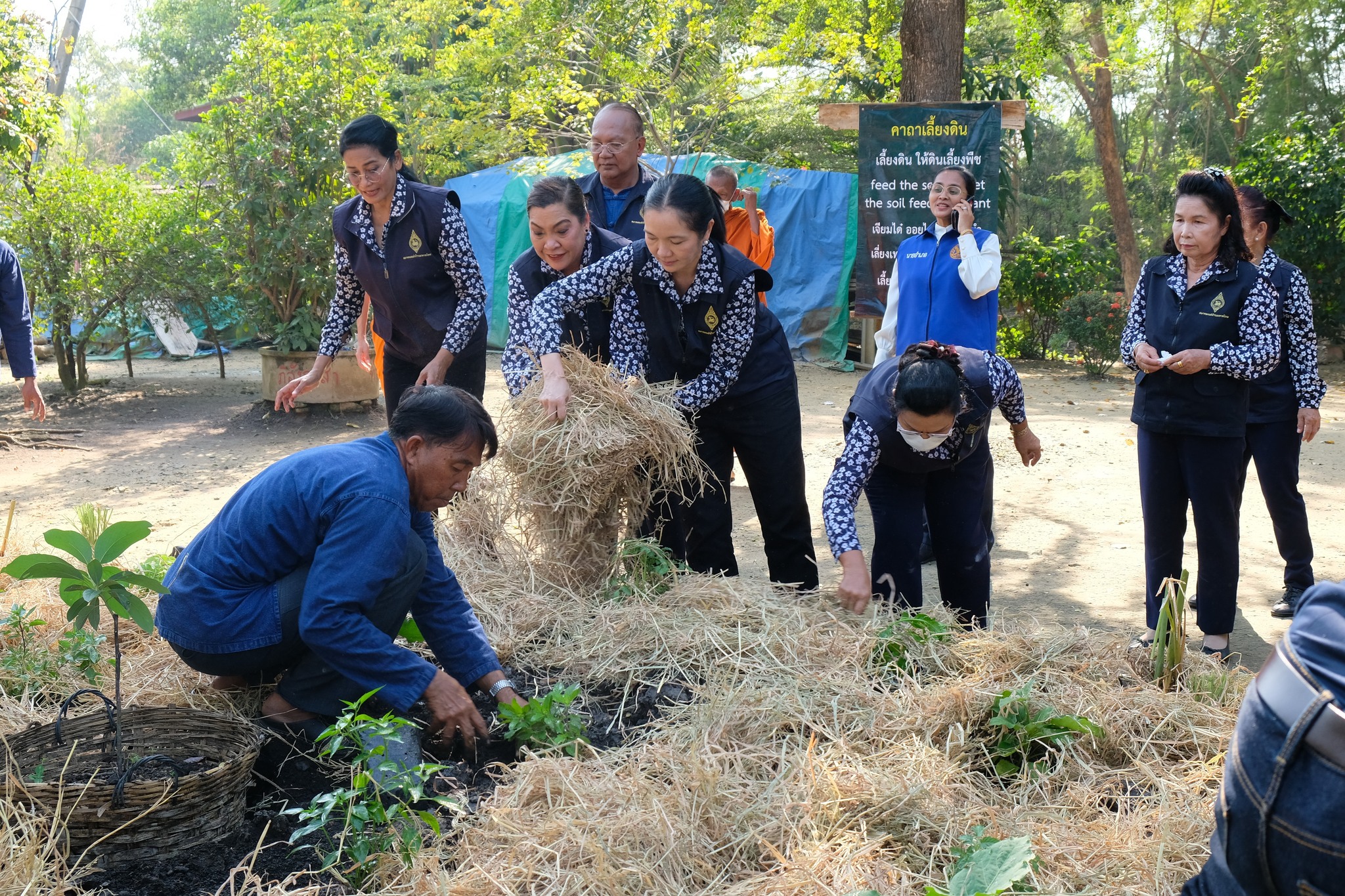 ประธานแม่บ้านมหาดไทยปทุมธานี สร้างความมั่นคงทางอาหารอย่างต่อเนื่อง ภายใต้แนวคิด “ผู้นำต้องทำก่อน” ใช้พลัง “บวร” พัฒนาโรงเรียนและศาสนสถานเป็นต้นแบบแหล่งเรียนรู้ในการปลูกผักสวนครัว