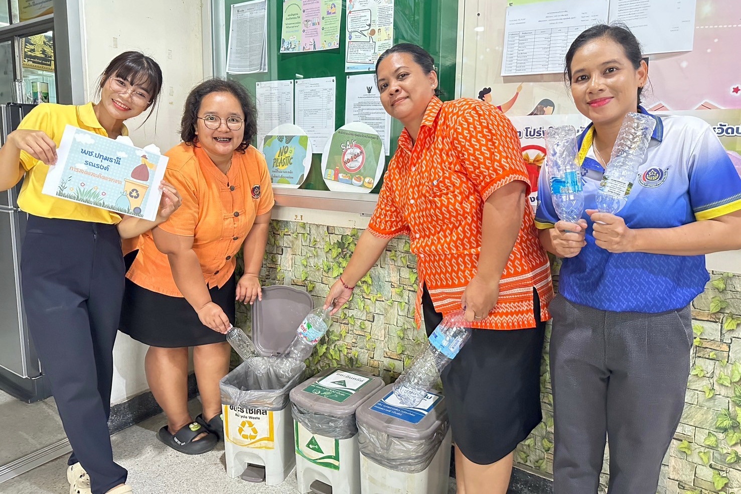 พช.ปทุมธานี “ประกาศเจตนารมณ์ SAY No Foam นุ่งผ้าไทย ลดการใช้พลาสติก”