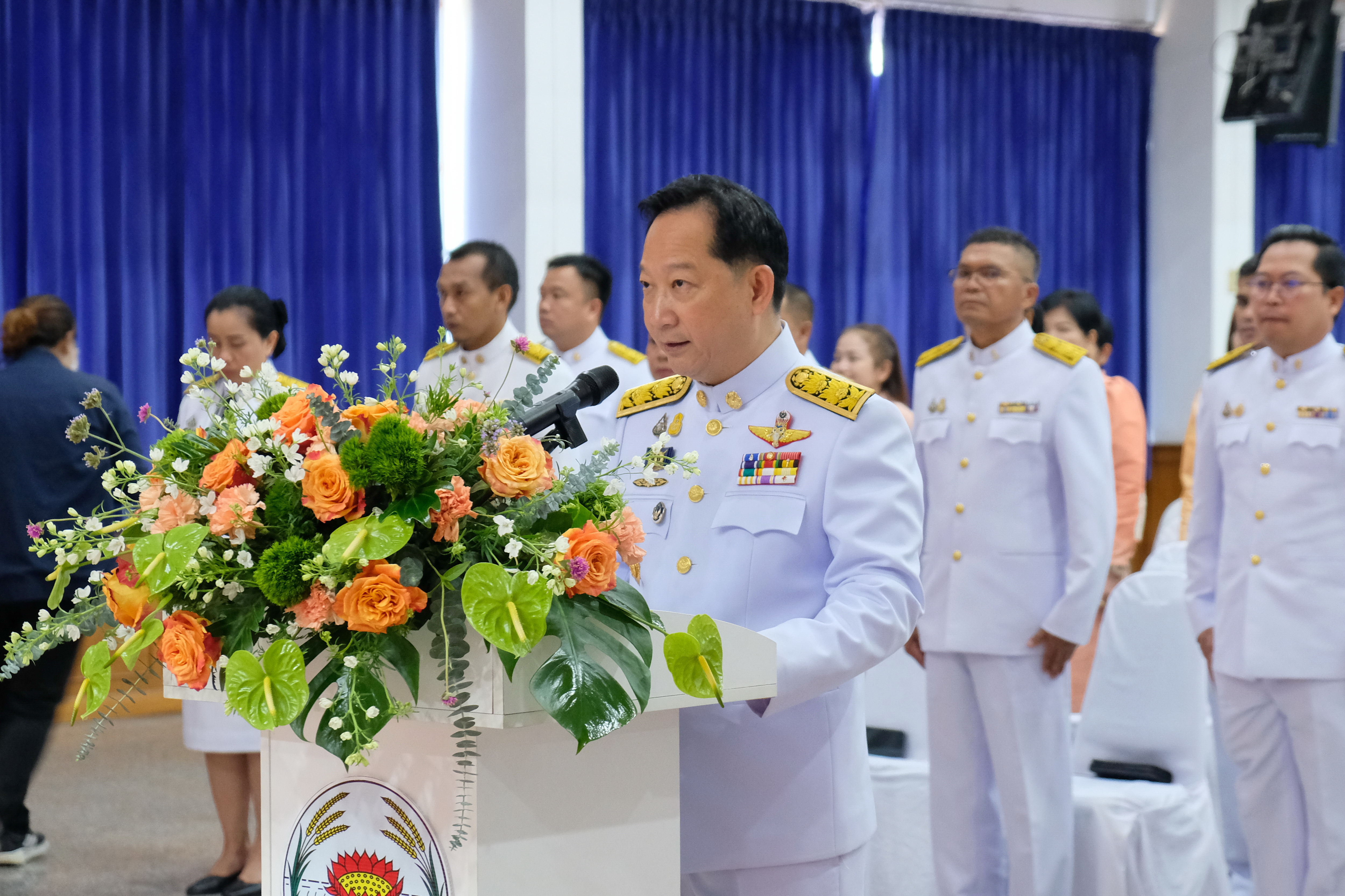 จังหวัดปทุมธานี “จัดพิธีมอบแบบลายผ้าพระราชทาน ผ้าลายสิริวชิราภรณ์ และเครื่องหมายรับรองสินค้าแฟชั่นและหัตถกรรมพระราชทาน : Sustainable Fashion : แฟชั่นแห่งความยั่งยืน ให้แก่ช่างทอผ้า ผู้ผลิต ผู้ประกอบการ นำไปถักทอผสมผสานกับลวดลายภูมิปัญญาพื้นถิ่นตามความคิดสร้างสรรค์ ต่อยอดภูมิปัญญา เพิ่มมูลค่าให้ผลิตภัณฑ์ผ้าไทยและงานหัตถกรรม”