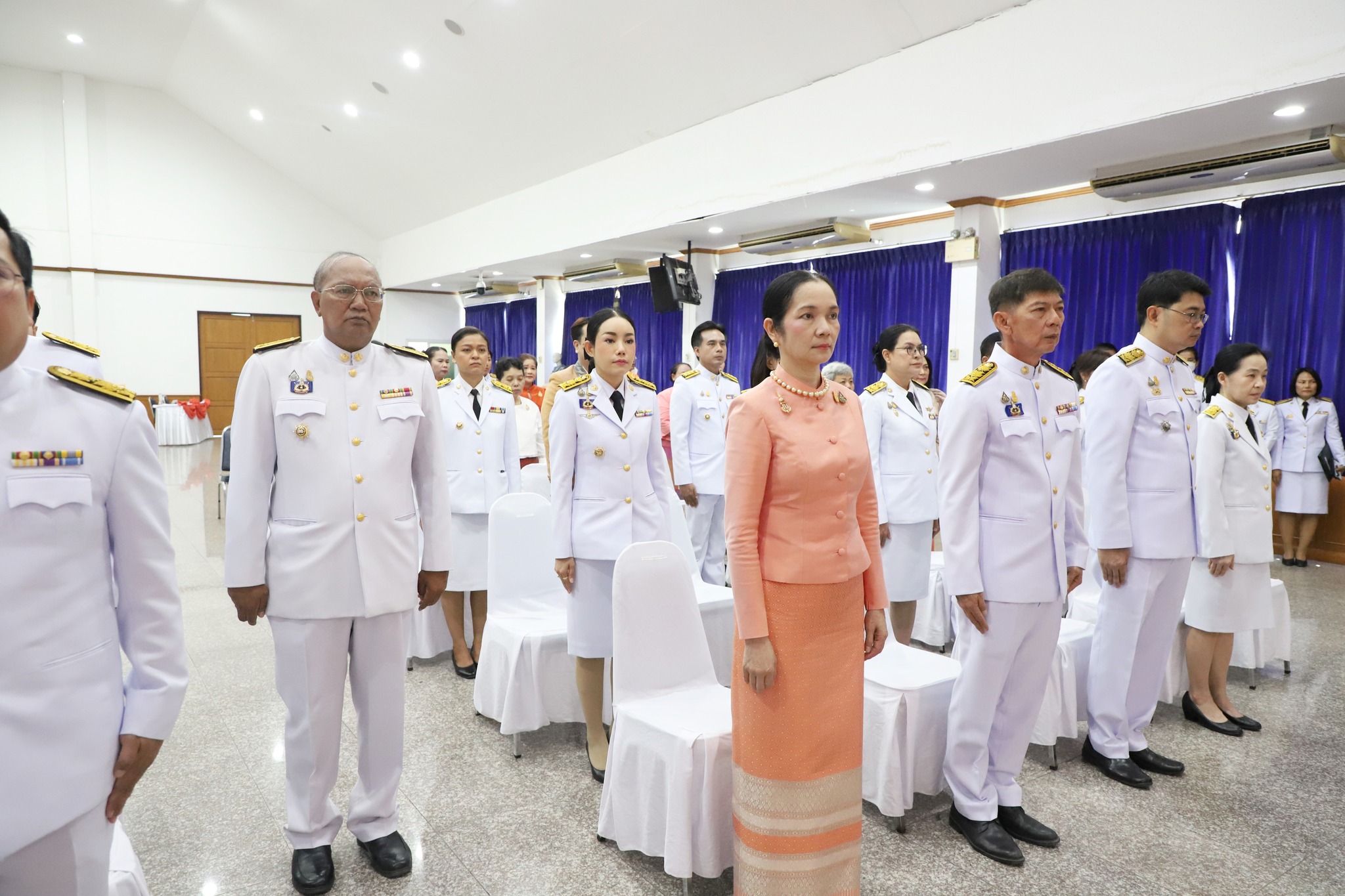 จังหวัดปทุมธานี “จัดพิธีมอบแบบลายผ้าพระราชทาน ผ้าลายสิริวชิราภรณ์ และเครื่องหมายรับรองสินค้าแฟชั่นและหัตถกรรมพระราชทาน : Sustainable Fashion : แฟชั่นแห่งความยั่งยืน ให้แก่ช่างทอผ้า ผู้ผลิต ผู้ประกอบการ นำไปถักทอผสมผสานกับลวดลายภูมิปัญญาพื้นถิ่นตามความคิดสร้างสรรค์ ต่อยอดภูมิปัญญา เพิ่มมูลค่าให้ผลิตภัณฑ์ผ้าไทยและงานหัตถกรรม”