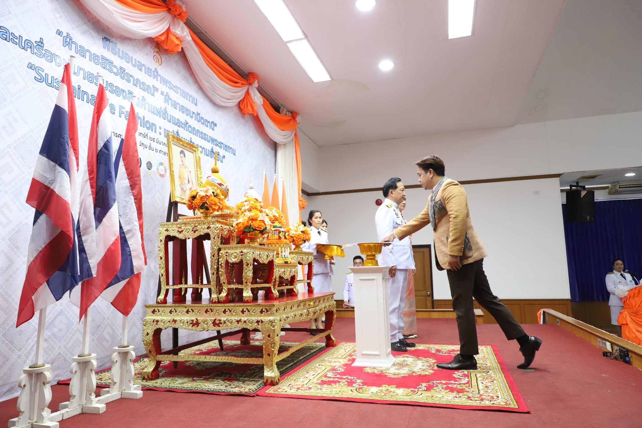 จังหวัดปทุมธานี “จัดพิธีมอบแบบลายผ้าพระราชทาน ผ้าลายสิริวชิราภรณ์ และเครื่องหมายรับรองสินค้าแฟชั่นและหัตถกรรมพระราชทาน : Sustainable Fashion : แฟชั่นแห่งความยั่งยืน ให้แก่ช่างทอผ้า ผู้ผลิต ผู้ประกอบการ นำไปถักทอผสมผสานกับลวดลายภูมิปัญญาพื้นถิ่นตามความคิดสร้างสรรค์ ต่อยอดภูมิปัญญา เพิ่มมูลค่าให้ผลิตภัณฑ์ผ้าไทยและงานหัตถกรรม”