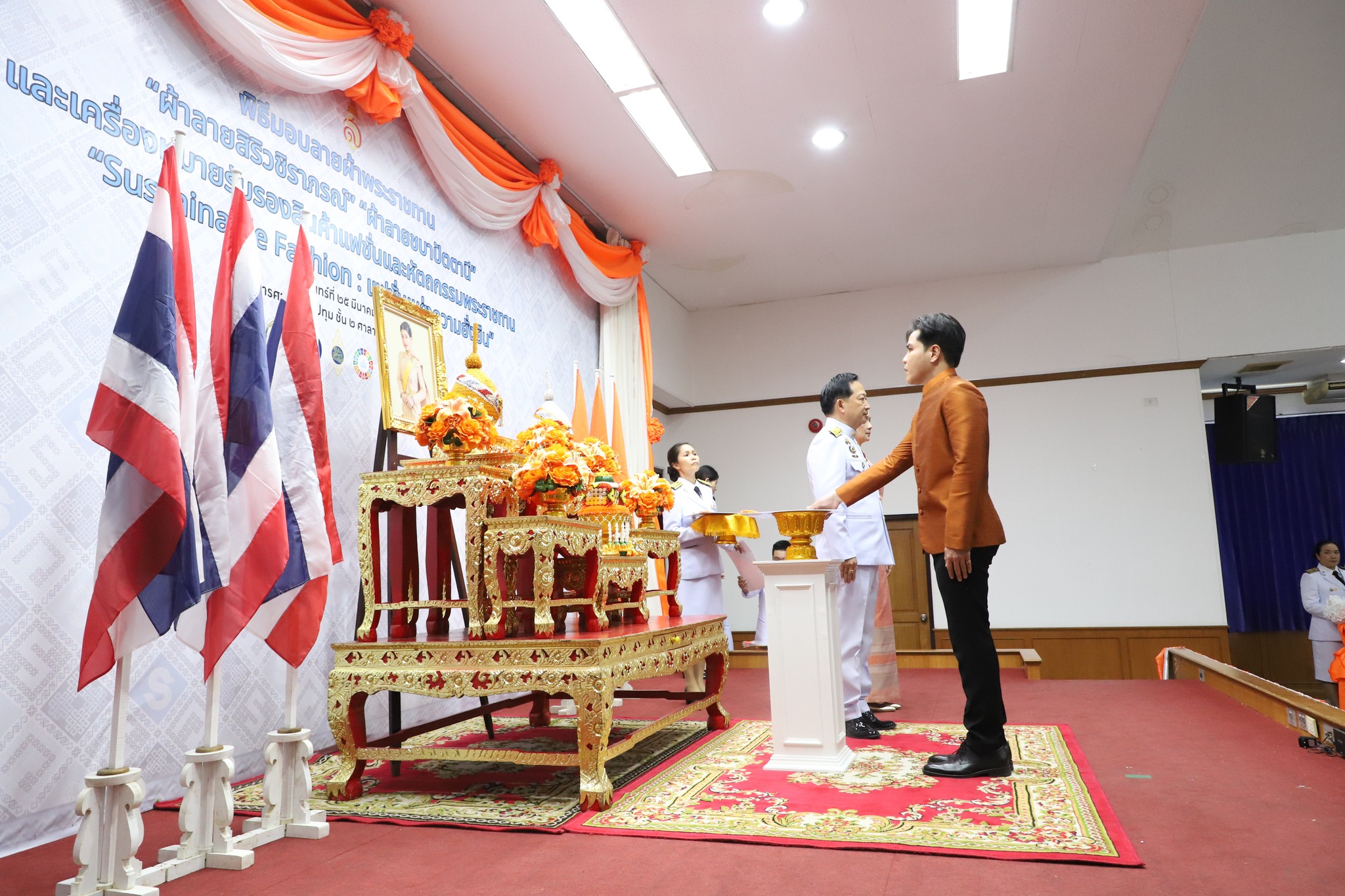 จังหวัดปทุมธานี “จัดพิธีมอบแบบลายผ้าพระราชทาน ผ้าลายสิริวชิราภรณ์ และเครื่องหมายรับรองสินค้าแฟชั่นและหัตถกรรมพระราชทาน : Sustainable Fashion : แฟชั่นแห่งความยั่งยืน ให้แก่ช่างทอผ้า ผู้ผลิต ผู้ประกอบการ นำไปถักทอผสมผสานกับลวดลายภูมิปัญญาพื้นถิ่นตามความคิดสร้างสรรค์ ต่อยอดภูมิปัญญา เพิ่มมูลค่าให้ผลิตภัณฑ์ผ้าไทยและงานหัตถกรรม”