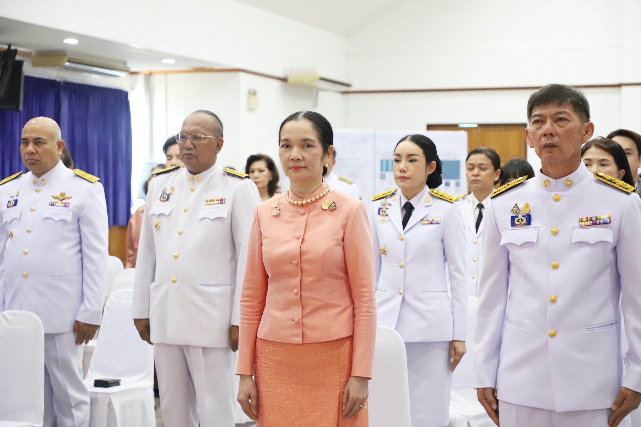จังหวัดปทุมธานี “จัดพิธีมอบแบบลายผ้าพระราชทาน ผ้าลายสิริวชิราภรณ์ และเครื่องหมายรับรองสินค้าแฟชั่นและหัตถกรรมพระราชทาน : Sustainable Fashion : แฟชั่นแห่งความยั่งยืน ให้แก่ช่างทอผ้า ผู้ผลิต ผู้ประกอบการ นำไปถักทอผสมผสานกับลวดลายภูมิปัญญาพื้นถิ่นตามความคิดสร้างสรรค์ ต่อยอดภูมิปัญญา เพิ่มมูลค่าให้ผลิตภัณฑ์ผ้าไทยและงานหัตถกรรม”