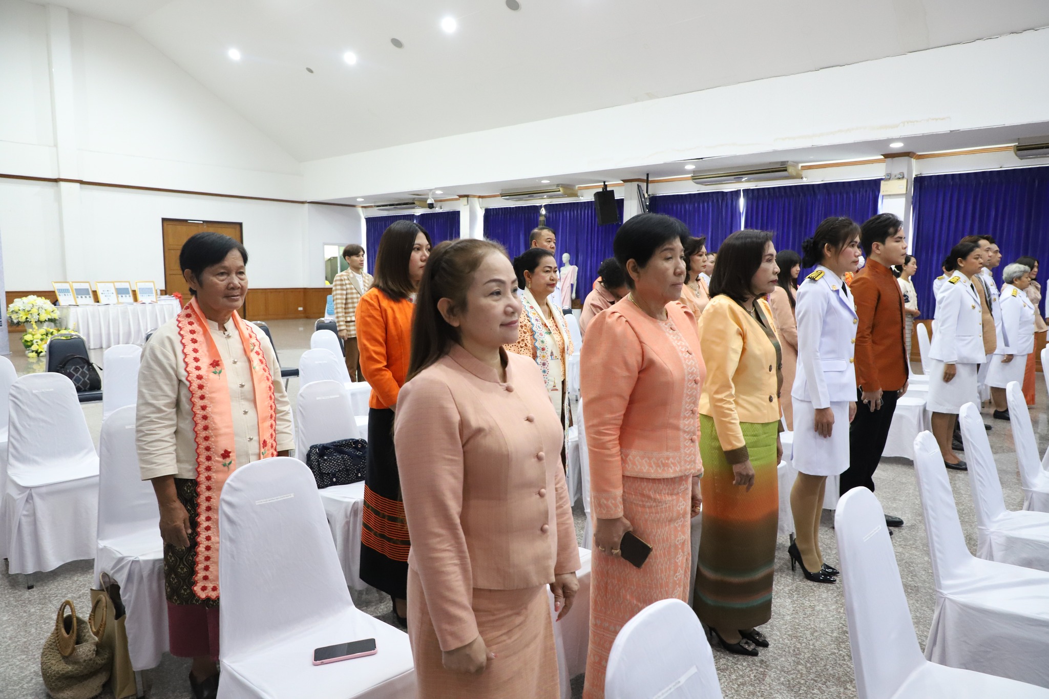 จังหวัดปทุมธานี “จัดพิธีมอบแบบลายผ้าพระราชทาน ผ้าลายสิริวชิราภรณ์ และเครื่องหมายรับรองสินค้าแฟชั่นและหัตถกรรมพระราชทาน : Sustainable Fashion : แฟชั่นแห่งความยั่งยืน ให้แก่ช่างทอผ้า ผู้ผลิต ผู้ประกอบการ นำไปถักทอผสมผสานกับลวดลายภูมิปัญญาพื้นถิ่นตามความคิดสร้างสรรค์ ต่อยอดภูมิปัญญา เพิ่มมูลค่าให้ผลิตภัณฑ์ผ้าไทยและงานหัตถกรรม”