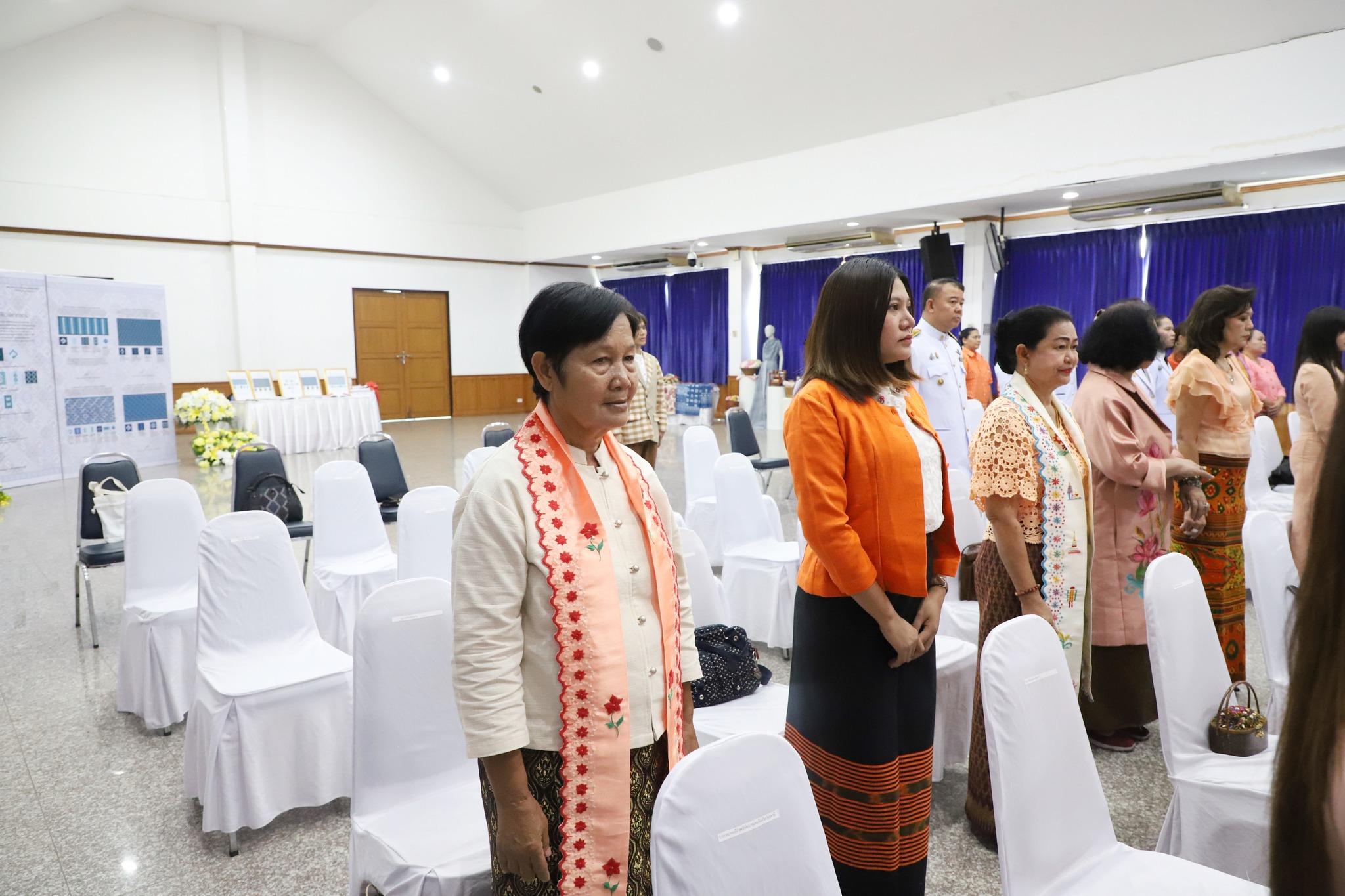 จังหวัดปทุมธานี “จัดพิธีมอบแบบลายผ้าพระราชทาน ผ้าลายสิริวชิราภรณ์ และเครื่องหมายรับรองสินค้าแฟชั่นและหัตถกรรมพระราชทาน : Sustainable Fashion : แฟชั่นแห่งความยั่งยืน ให้แก่ช่างทอผ้า ผู้ผลิต ผู้ประกอบการ นำไปถักทอผสมผสานกับลวดลายภูมิปัญญาพื้นถิ่นตามความคิดสร้างสรรค์ ต่อยอดภูมิปัญญา เพิ่มมูลค่าให้ผลิตภัณฑ์ผ้าไทยและงานหัตถกรรม”