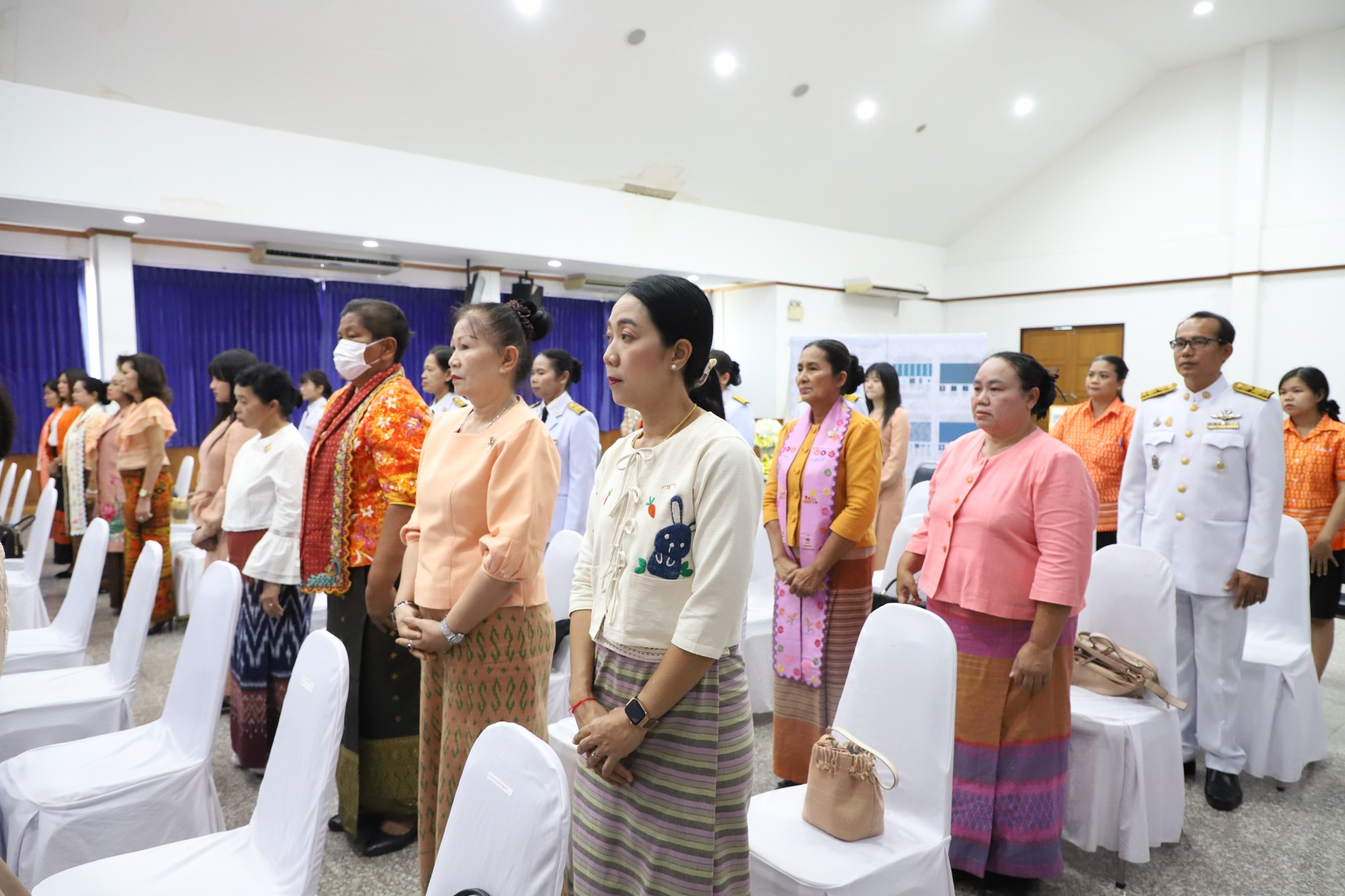 จังหวัดปทุมธานี “จัดพิธีมอบแบบลายผ้าพระราชทาน ผ้าลายสิริวชิราภรณ์ และเครื่องหมายรับรองสินค้าแฟชั่นและหัตถกรรมพระราชทาน : Sustainable Fashion : แฟชั่นแห่งความยั่งยืน ให้แก่ช่างทอผ้า ผู้ผลิต ผู้ประกอบการ นำไปถักทอผสมผสานกับลวดลายภูมิปัญญาพื้นถิ่นตามความคิดสร้างสรรค์ ต่อยอดภูมิปัญญา เพิ่มมูลค่าให้ผลิตภัณฑ์ผ้าไทยและงานหัตถกรรม”