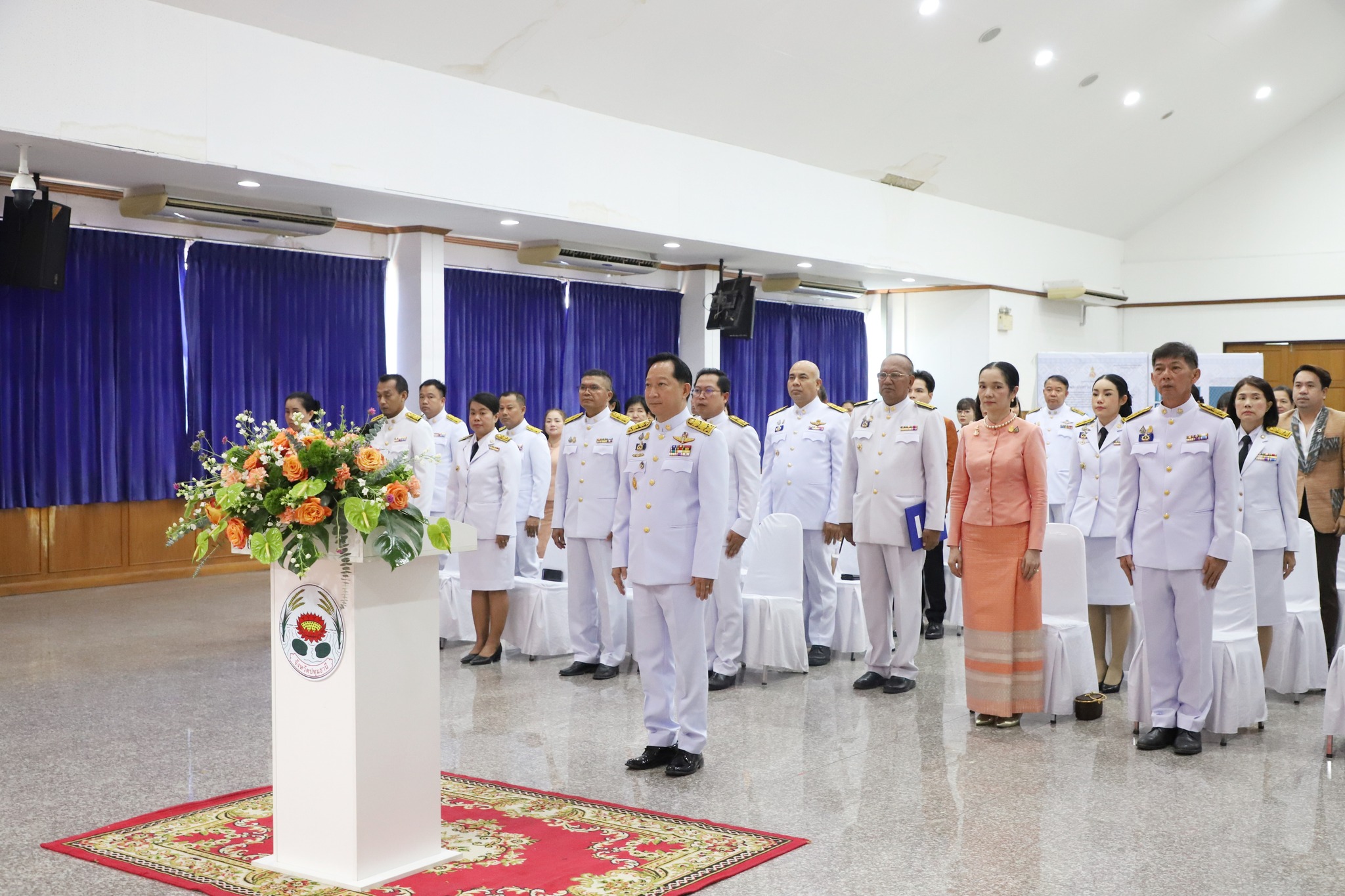 จังหวัดปทุมธานี “จัดพิธีมอบแบบลายผ้าพระราชทาน ผ้าลายสิริวชิราภรณ์ และเครื่องหมายรับรองสินค้าแฟชั่นและหัตถกรรมพระราชทาน : Sustainable Fashion : แฟชั่นแห่งความยั่งยืน ให้แก่ช่างทอผ้า ผู้ผลิต ผู้ประกอบการ นำไปถักทอผสมผสานกับลวดลายภูมิปัญญาพื้นถิ่นตามความคิดสร้างสรรค์ ต่อยอดภูมิปัญญา เพิ่มมูลค่าให้ผลิตภัณฑ์ผ้าไทยและงานหัตถกรรม”