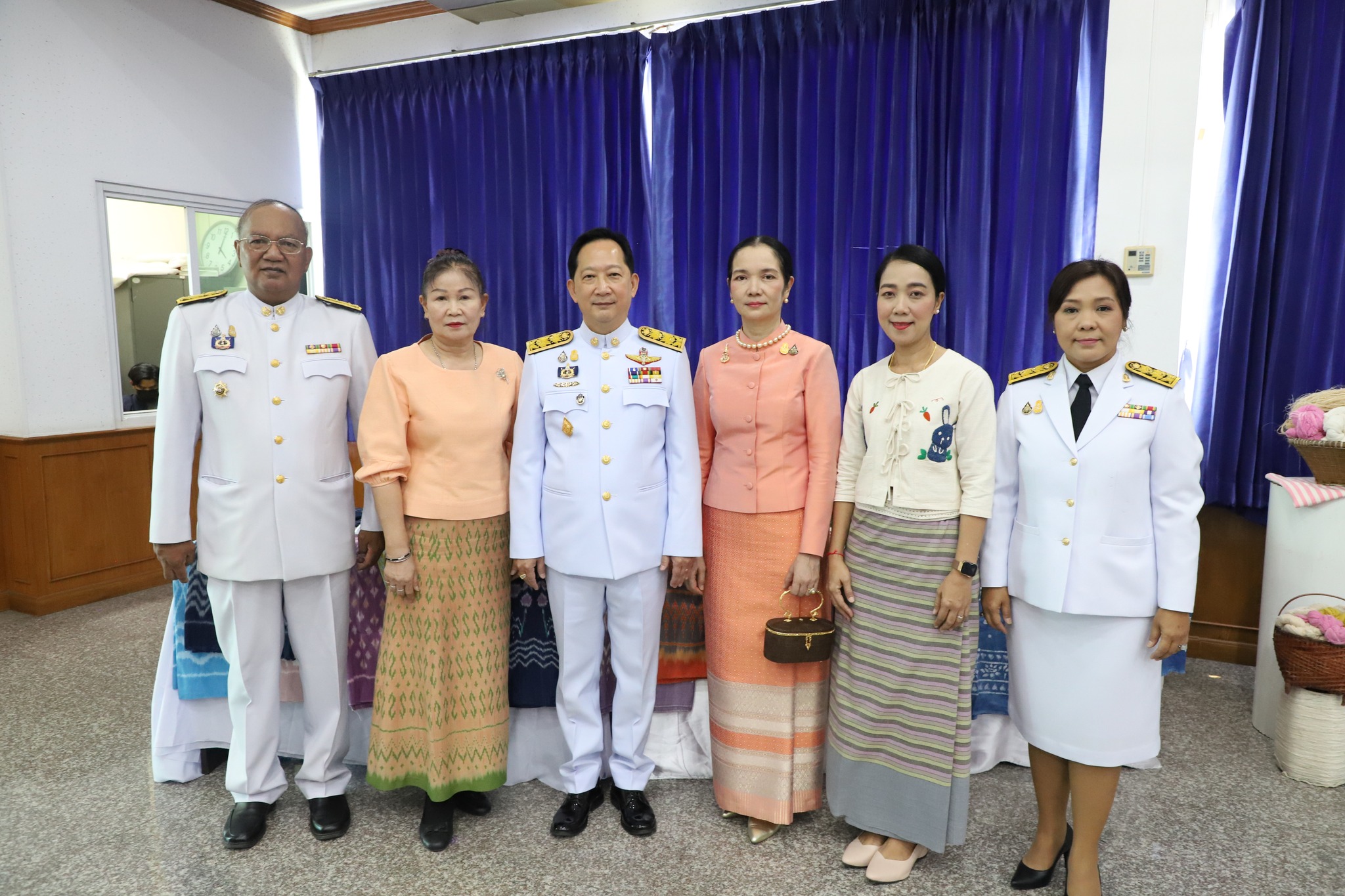 จังหวัดปทุมธานี “จัดพิธีมอบแบบลายผ้าพระราชทาน ผ้าลายสิริวชิราภรณ์ และเครื่องหมายรับรองสินค้าแฟชั่นและหัตถกรรมพระราชทาน : Sustainable Fashion : แฟชั่นแห่งความยั่งยืน ให้แก่ช่างทอผ้า ผู้ผลิต ผู้ประกอบการ นำไปถักทอผสมผสานกับลวดลายภูมิปัญญาพื้นถิ่นตามความคิดสร้างสรรค์ ต่อยอดภูมิปัญญา เพิ่มมูลค่าให้ผลิตภัณฑ์ผ้าไทยและงานหัตถกรรม”