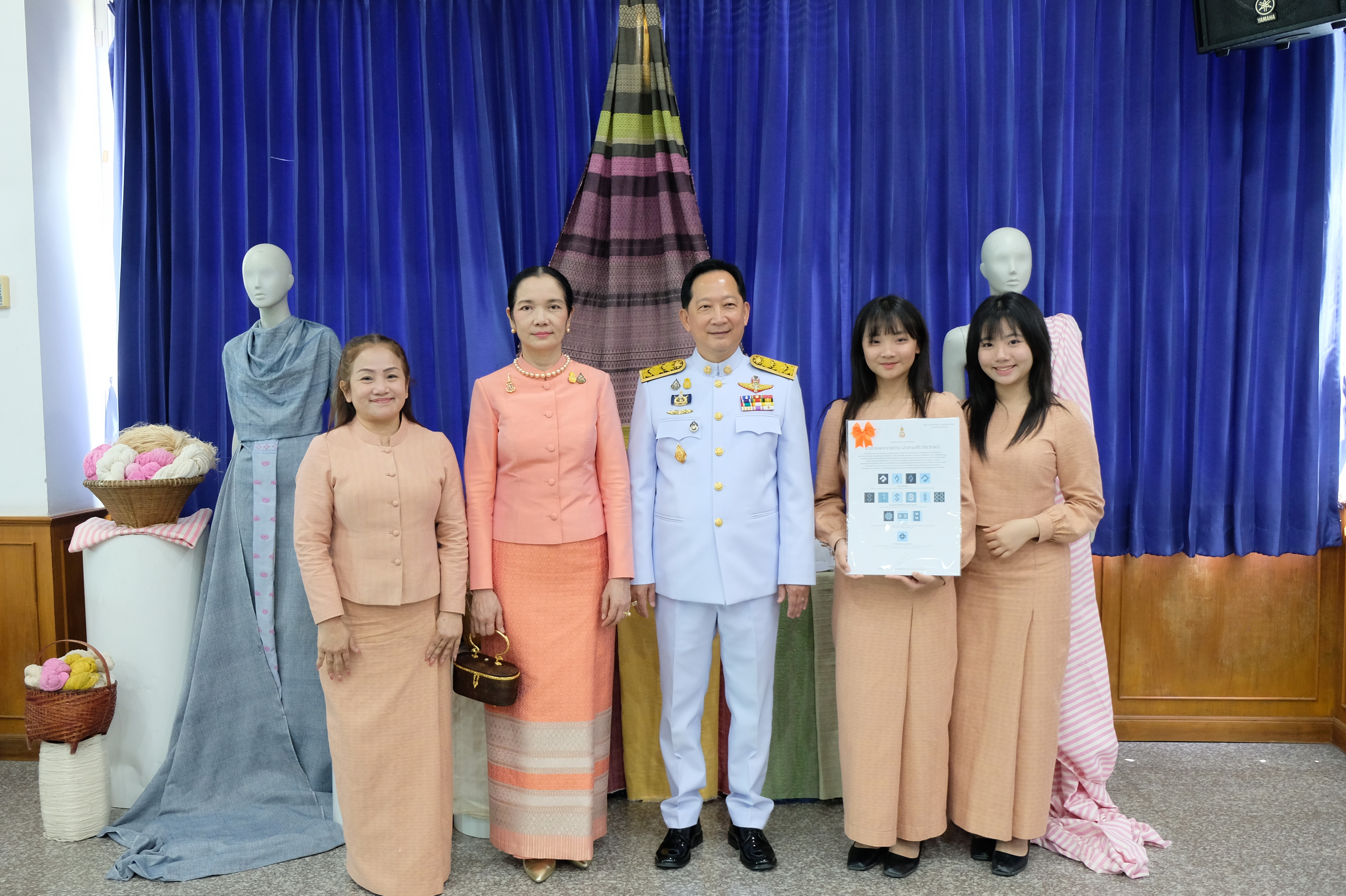 จังหวัดปทุมธานี “จัดพิธีมอบแบบลายผ้าพระราชทาน ผ้าลายสิริวชิราภรณ์ และเครื่องหมายรับรองสินค้าแฟชั่นและหัตถกรรมพระราชทาน : Sustainable Fashion : แฟชั่นแห่งความยั่งยืน ให้แก่ช่างทอผ้า ผู้ผลิต ผู้ประกอบการ นำไปถักทอผสมผสานกับลวดลายภูมิปัญญาพื้นถิ่นตามความคิดสร้างสรรค์ ต่อยอดภูมิปัญญา เพิ่มมูลค่าให้ผลิตภัณฑ์ผ้าไทยและงานหัตถกรรม”