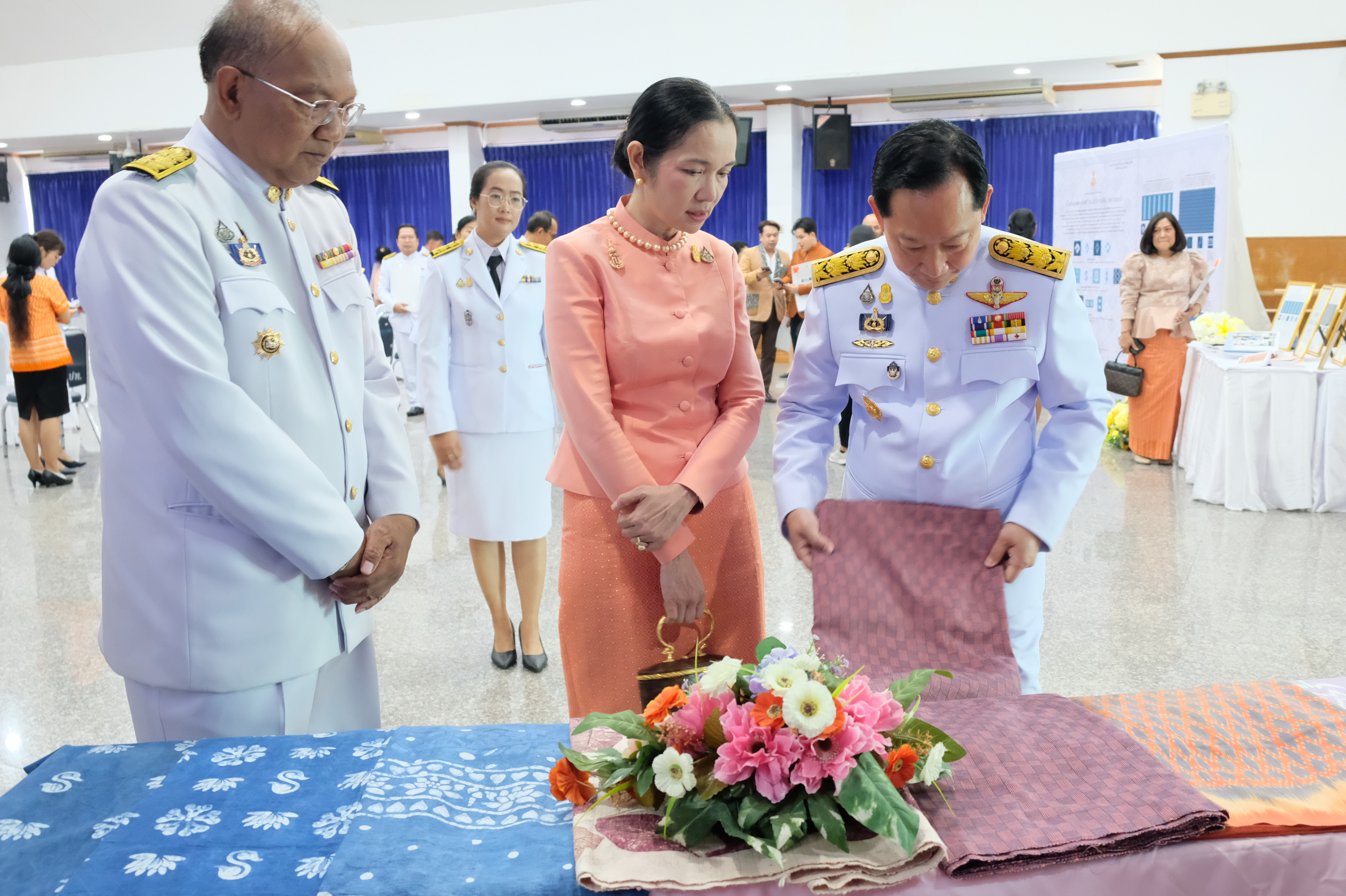 จังหวัดปทุมธานี “จัดพิธีมอบแบบลายผ้าพระราชทาน ผ้าลายสิริวชิราภรณ์ และเครื่องหมายรับรองสินค้าแฟชั่นและหัตถกรรมพระราชทาน : Sustainable Fashion : แฟชั่นแห่งความยั่งยืน ให้แก่ช่างทอผ้า ผู้ผลิต ผู้ประกอบการ นำไปถักทอผสมผสานกับลวดลายภูมิปัญญาพื้นถิ่นตามความคิดสร้างสรรค์ ต่อยอดภูมิปัญญา เพิ่มมูลค่าให้ผลิตภัณฑ์ผ้าไทยและงานหัตถกรรม”