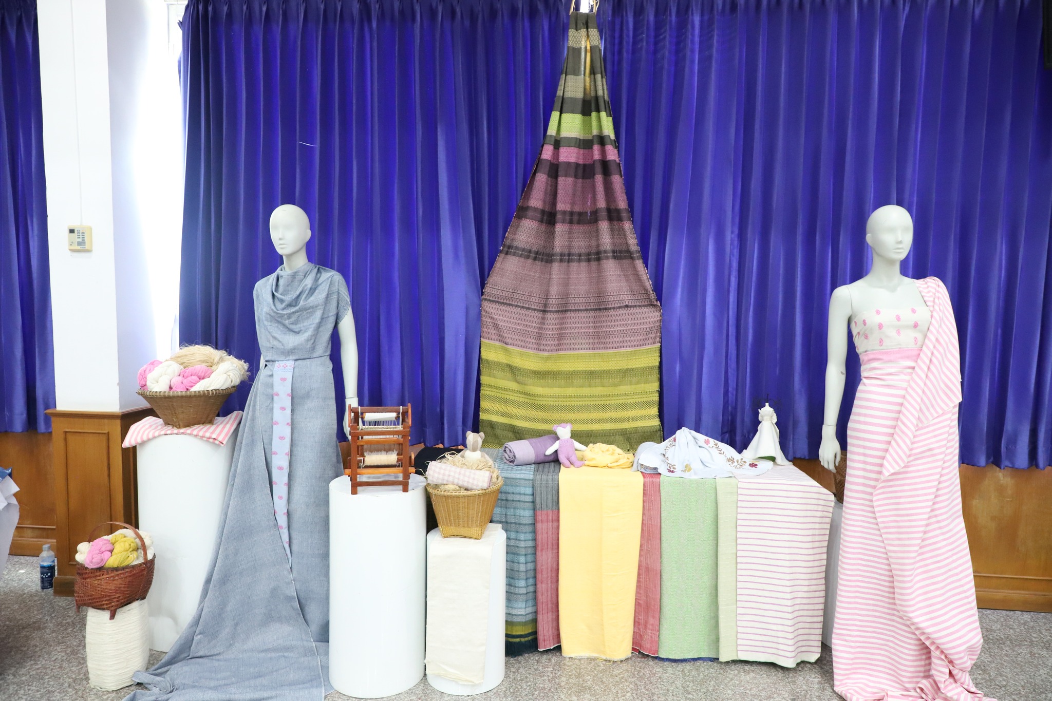 จังหวัดปทุมธานี “จัดพิธีมอบแบบลายผ้าพระราชทาน ผ้าลายสิริวชิราภรณ์ และเครื่องหมายรับรองสินค้าแฟชั่นและหัตถกรรมพระราชทาน : Sustainable Fashion : แฟชั่นแห่งความยั่งยืน ให้แก่ช่างทอผ้า ผู้ผลิต ผู้ประกอบการ นำไปถักทอผสมผสานกับลวดลายภูมิปัญญาพื้นถิ่นตามความคิดสร้างสรรค์ ต่อยอดภูมิปัญญา เพิ่มมูลค่าให้ผลิตภัณฑ์ผ้าไทยและงานหัตถกรรม”