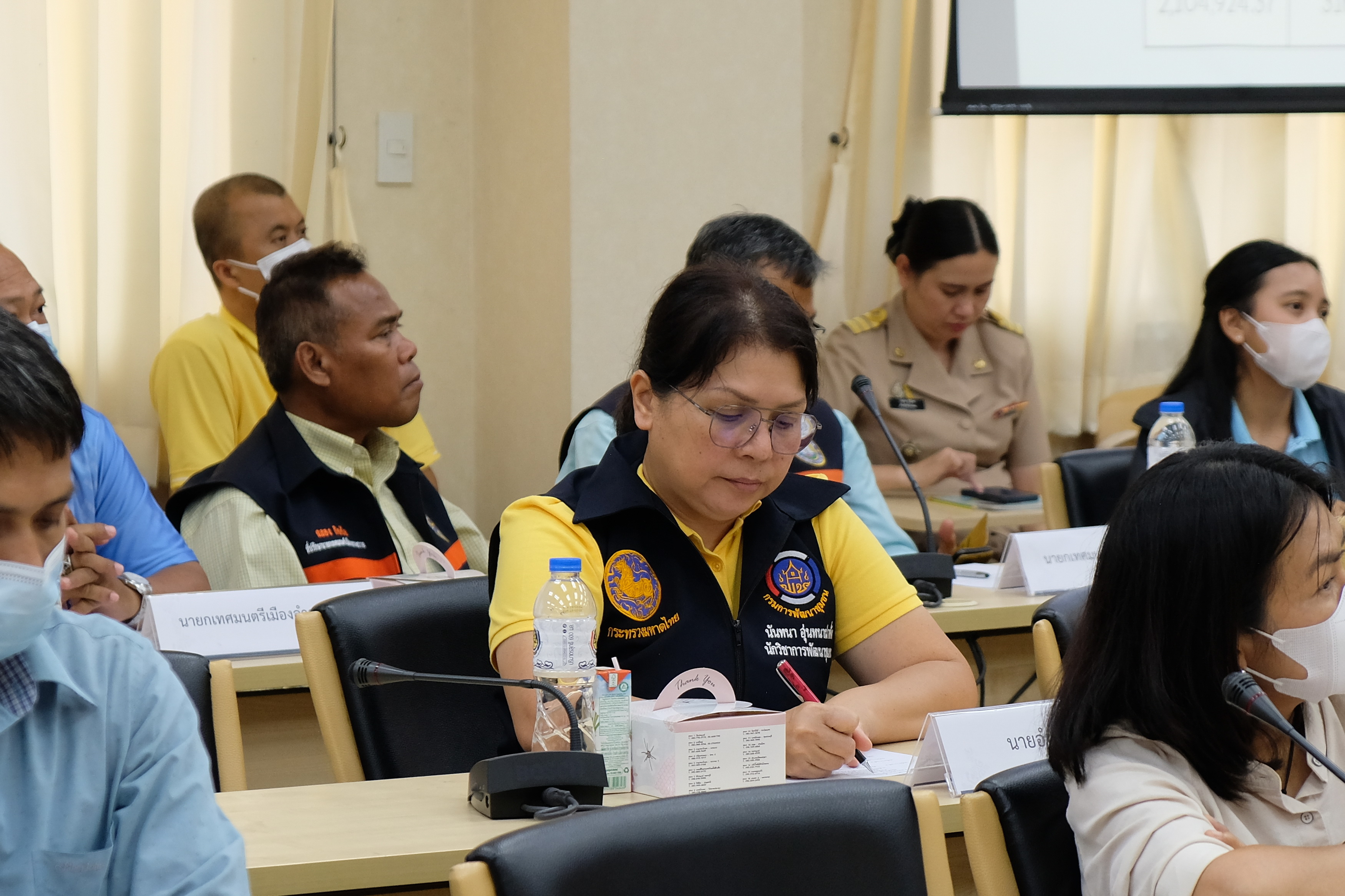 จังหวัดปทุมธานี “จัดประชุมคณะทำงานขับเคลื่อนงานป้องกันและแก้ไขปัญหายาเสพติด โดยกองทุนแม่ของแผ่นดิน จังหวัดปทุมธานี”