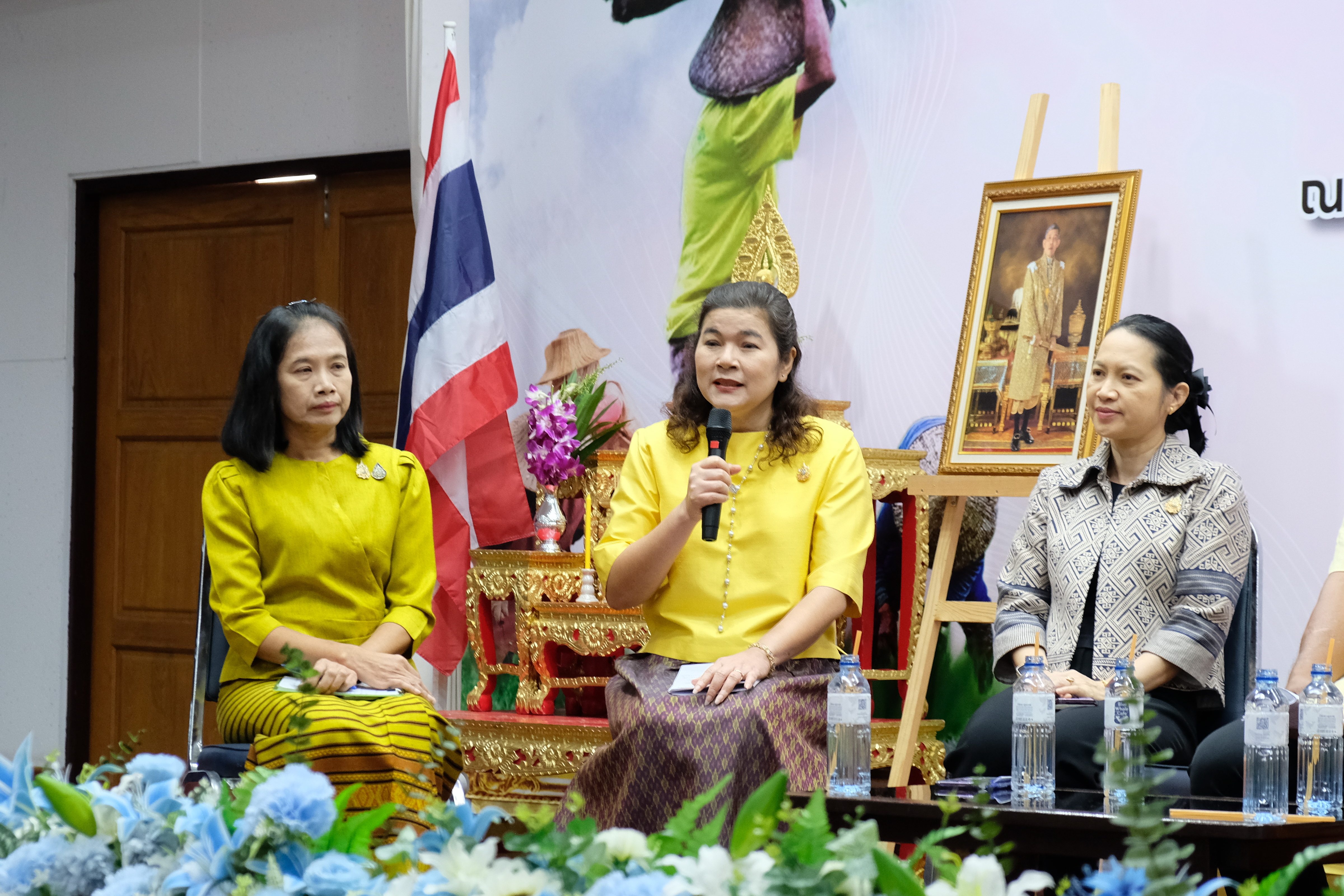 จังหวัดปทุมธานี “จัดมหกรรมความสำเร็จการขจัดความยากจนและพัฒนาคนทุกช่วงวัยอย่างยั่งยืนตามหลักปรัชญาของเศรษฐกิจพอเพียง”