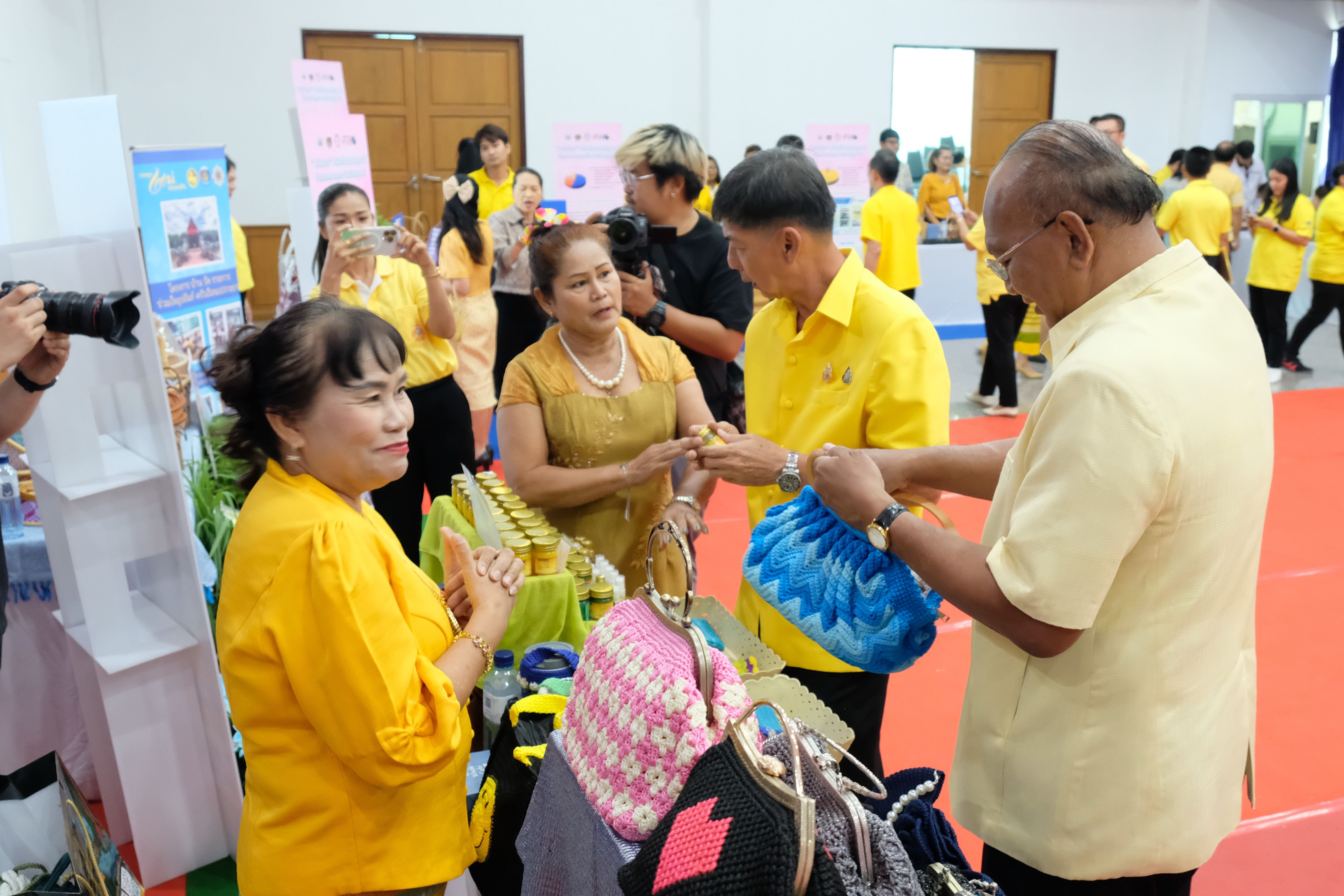 จังหวัดปทุมธานี “จัดมหกรรมความสำเร็จการขจัดความยากจนและพัฒนาคนทุกช่วงวัยอย่างยั่งยืนตามหลักปรัชญาของเศรษฐกิจพอเพียง”