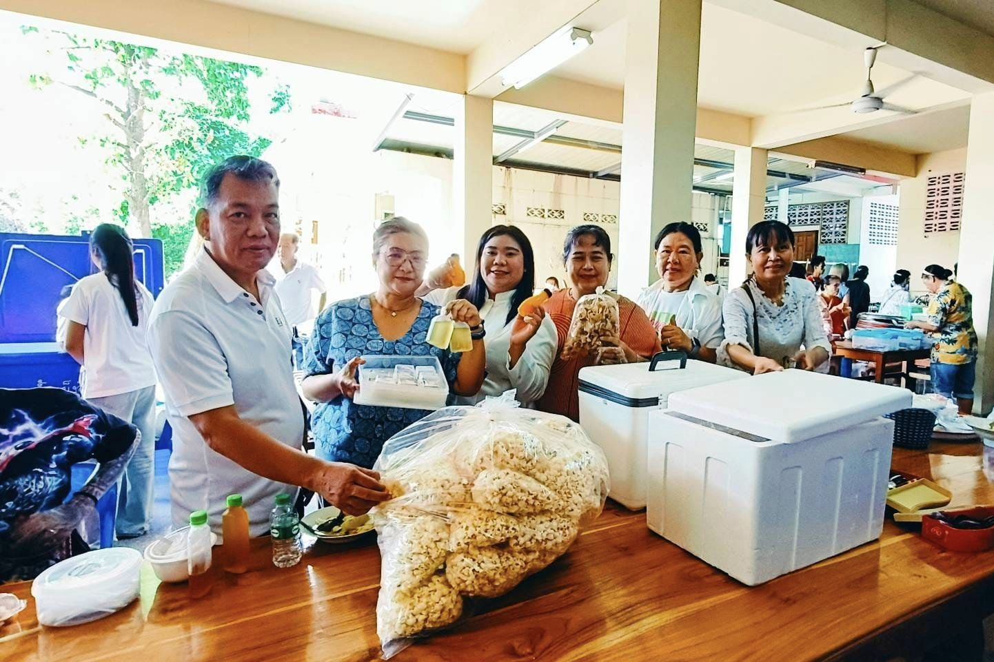 พช.ปทุมธานี “ร่วมทอดผ้ากฐินสามัคคี วัดสวนมะม่วง”