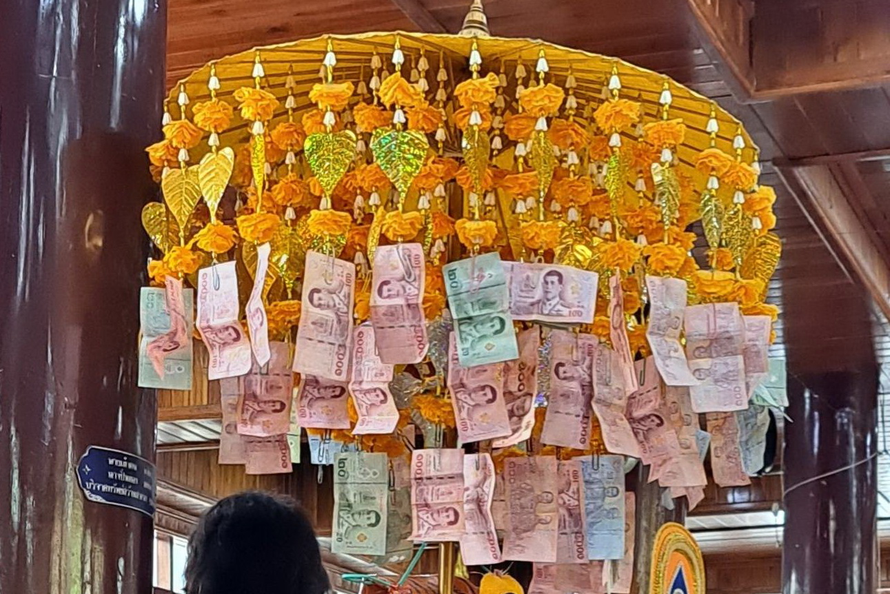 พช.ปทุมธานี “ร่วมทอดผ้ากฐินสามัคคี วัดสวนมะม่วง”