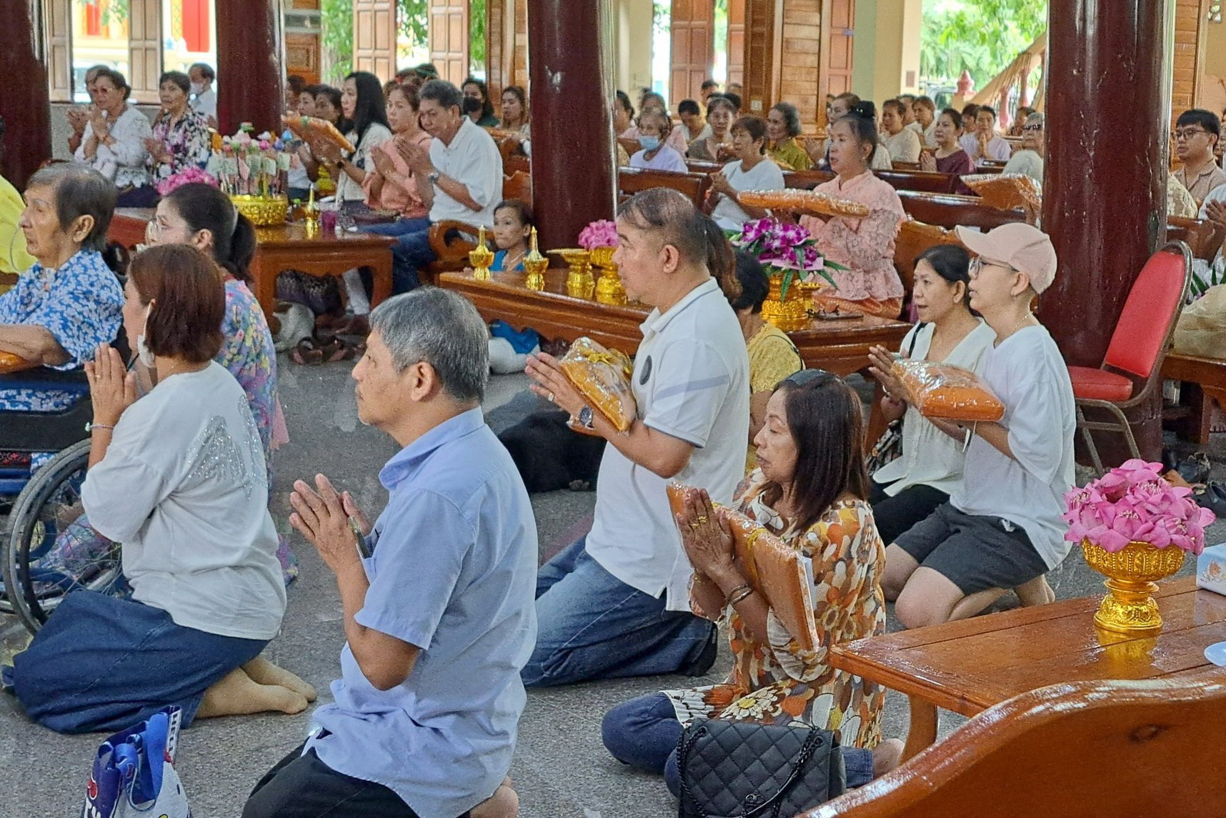 พช.ปทุมธานี “ร่วมทอดผ้ากฐินสามัคคี วัดสวนมะม่วง”