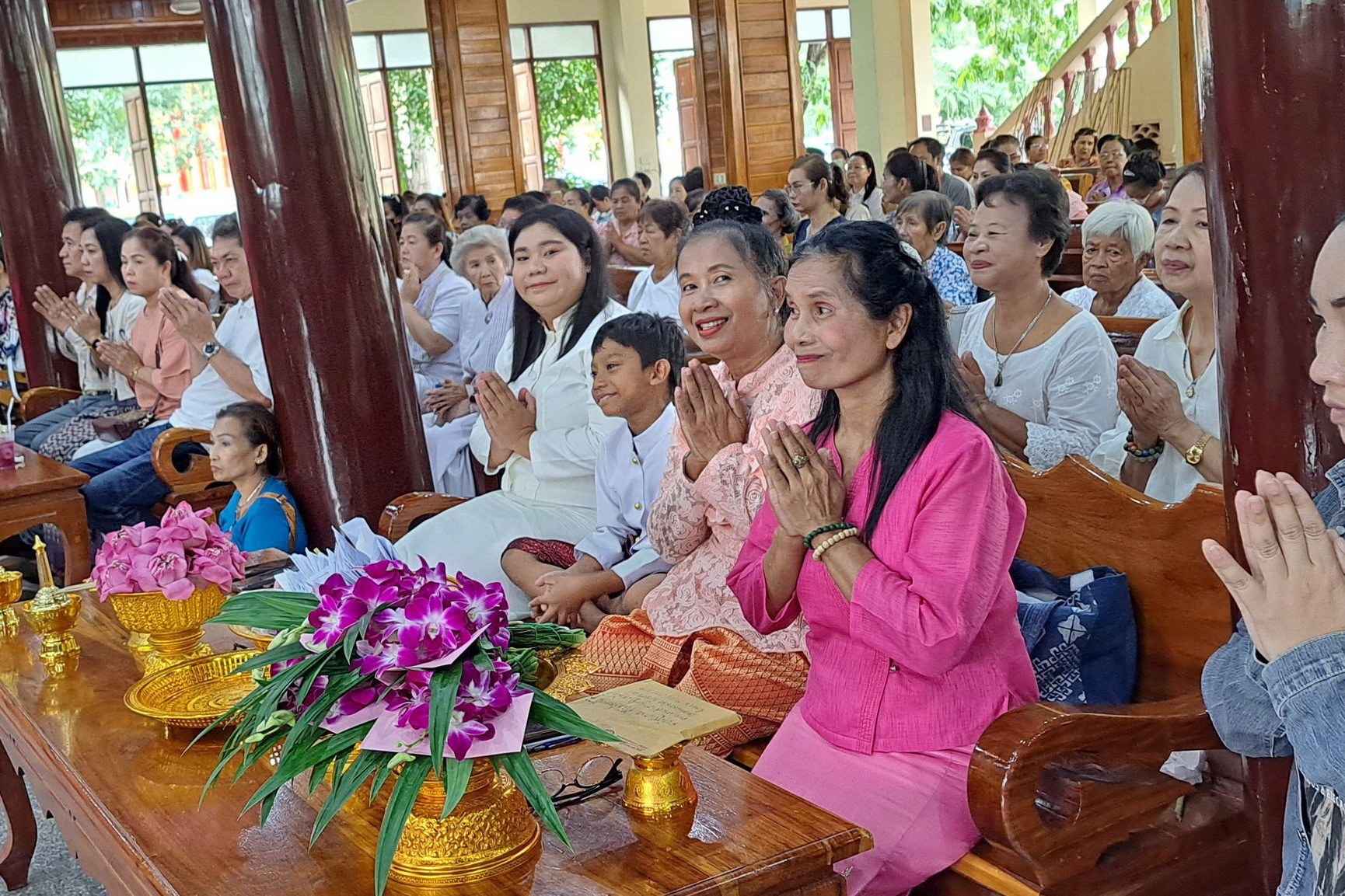 พช.ปทุมธานี “ร่วมทอดผ้ากฐินสามัคคี วัดสวนมะม่วง”