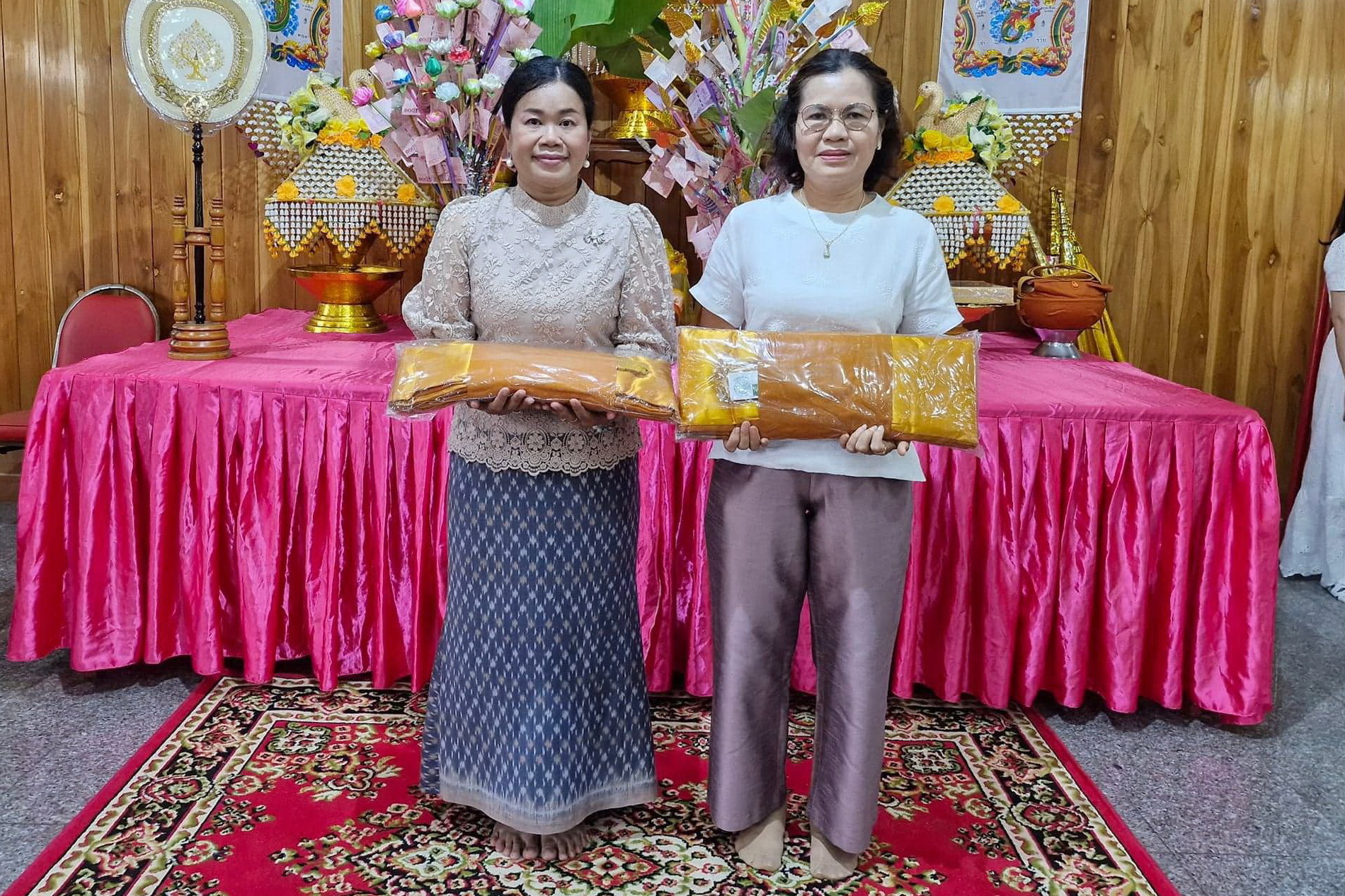 พช.ปทุมธานี “ร่วมทอดผ้ากฐินสามัคคี วัดสวนมะม่วง”