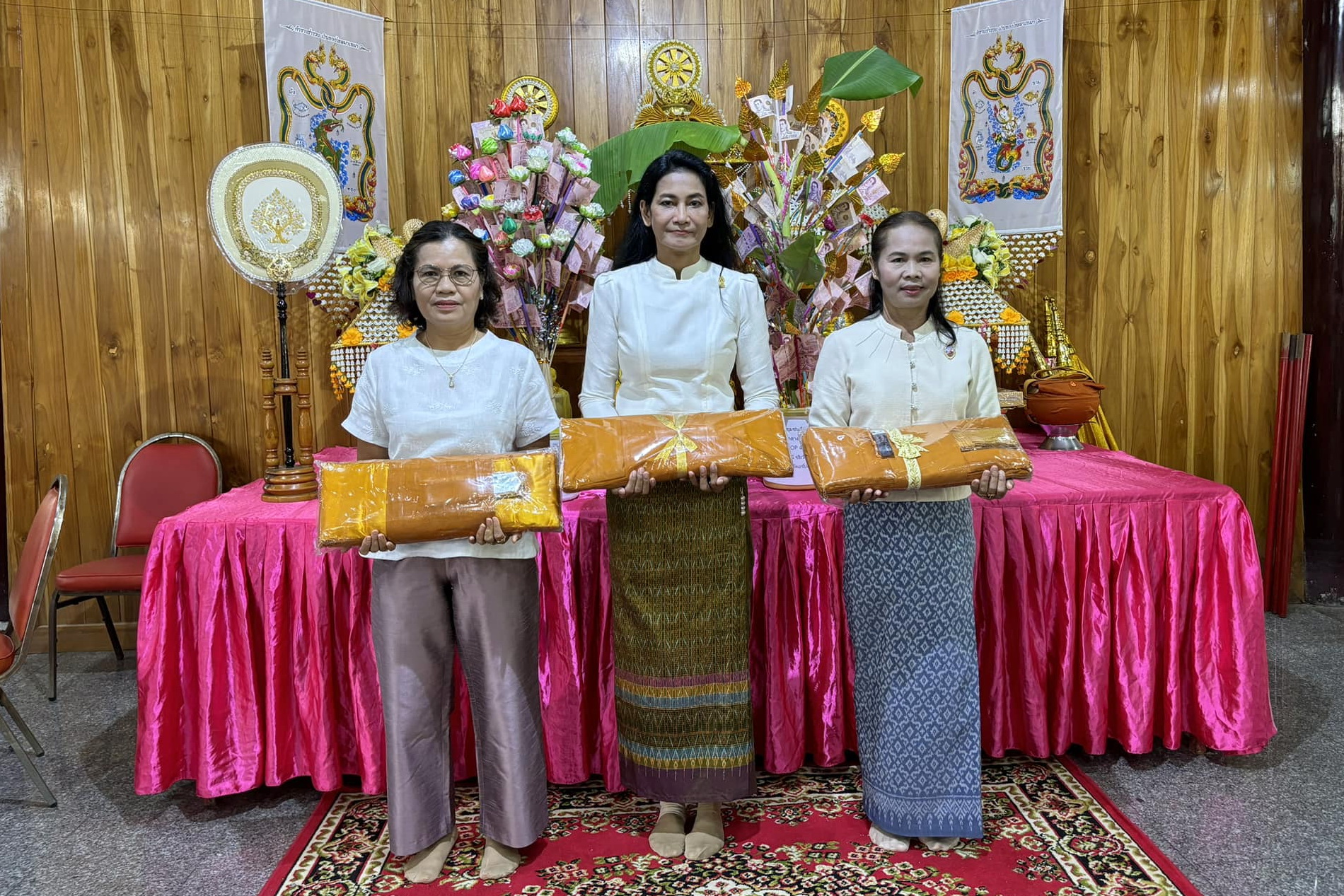 พช.ปทุมธานี “ร่วมทอดผ้ากฐินสามัคคี วัดสวนมะม่วง”