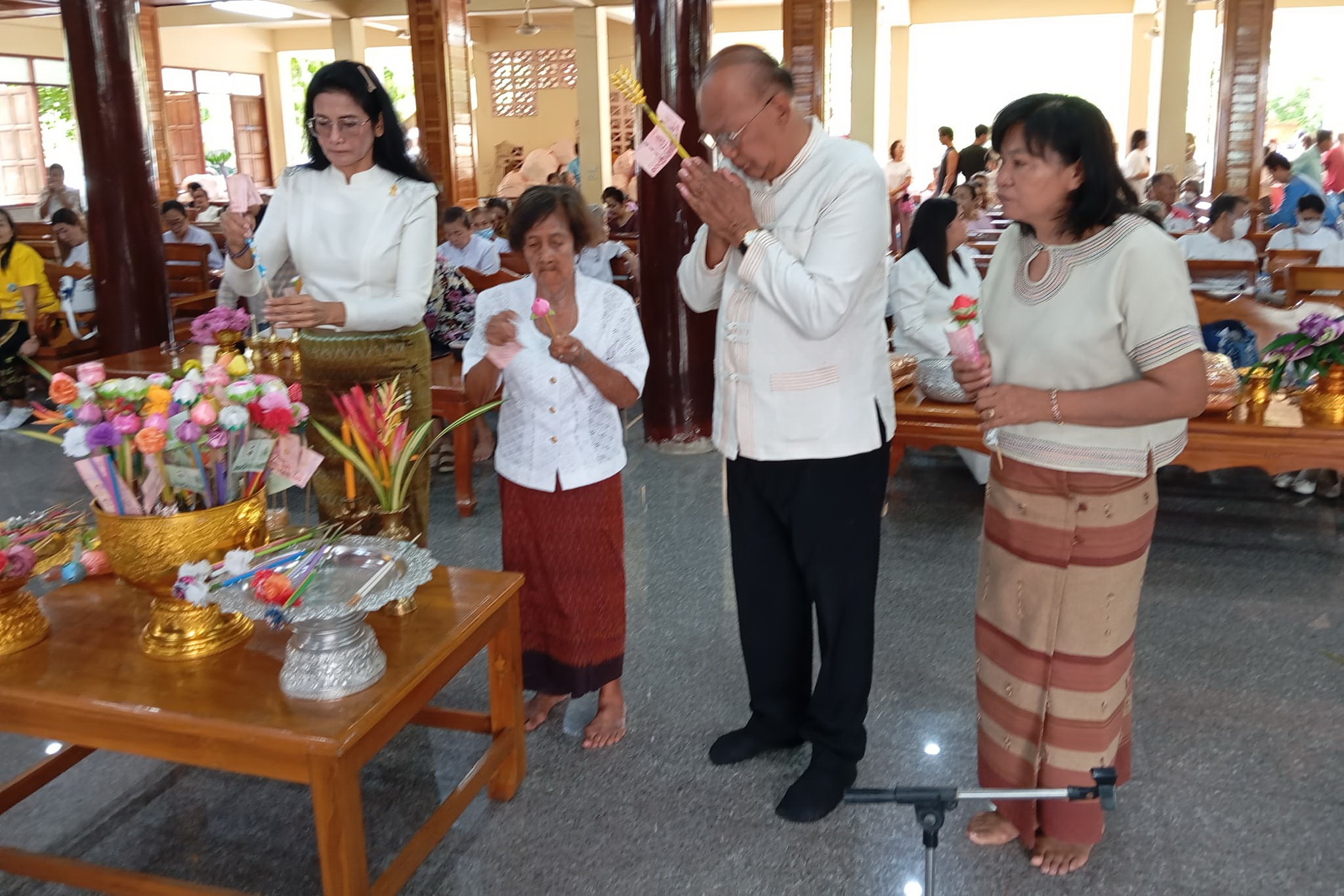 พช.ปทุมธานี “ร่วมทอดผ้ากฐินสามัคคี วัดสวนมะม่วง”