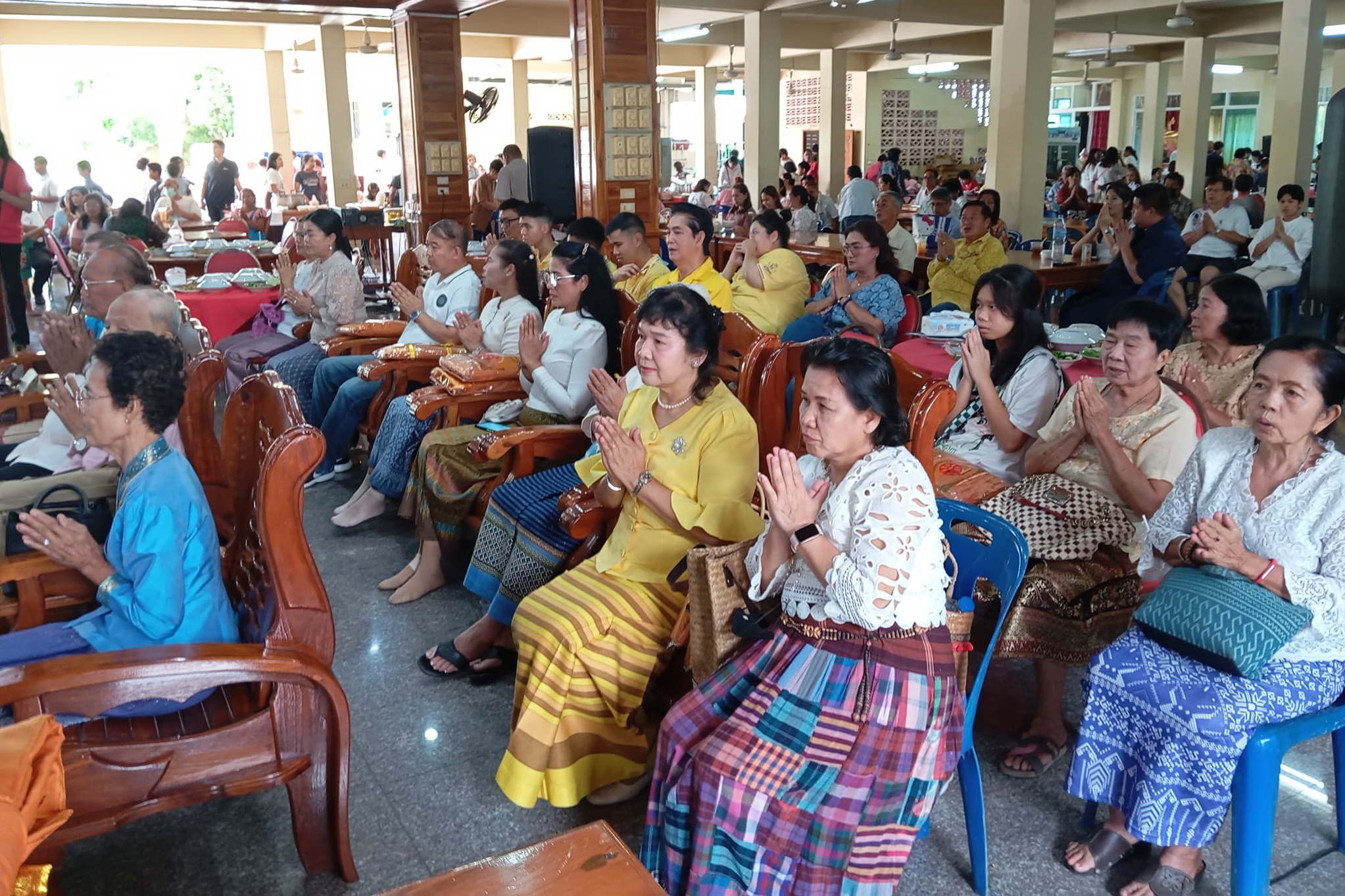 พช.ปทุมธานี “ร่วมทอดผ้ากฐินสามัคคี วัดสวนมะม่วง”